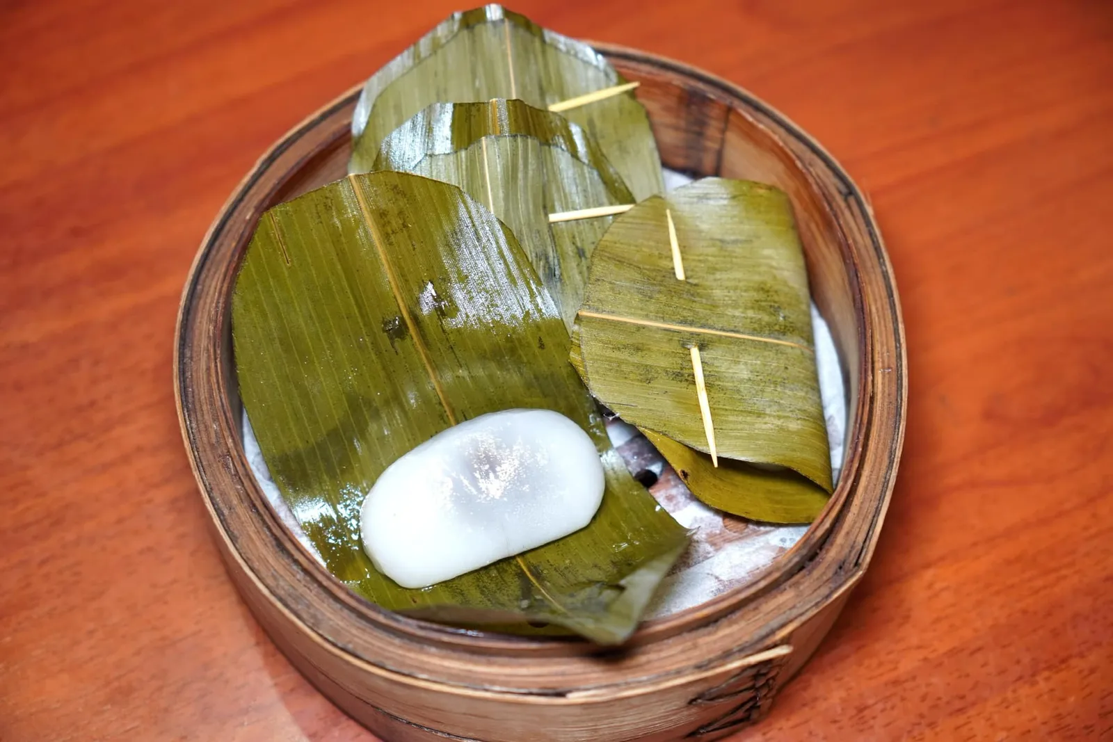 豆沙蘋羮角 (20 HKD+/pc) Steamed glutinious red bean paste dumplings ด้านในสอดไส้ถั่วแดงที่บดละเอียด หอม หวาน กลมกล่อมคุ้มราคาชิ้นละ 20 HKD มาก ๆ สำหรับใครที่สนใจสามารถสอบถามพนักงานได้เมื่อถึงเวลาสั่งอาหารหวาน (16/20)