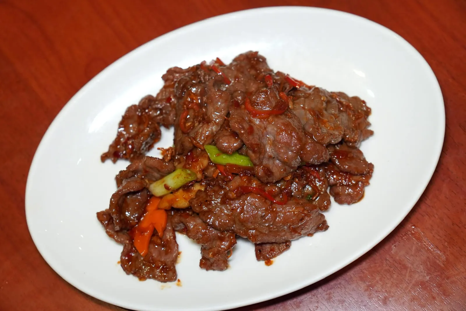 XO醬炒牛肉 (340 HKD+) Sautéed sliced of beef with signature XO sauce เนื้อวัวแล่เป็นชิ้น ๆ ขนาดพอดีคำนำไปผัดกับซอส XO สูตรเด็ดของทางร้านด้วยไฟแรงจนตัวซอสเข้มข้นขลุกขลิก ([5/20)