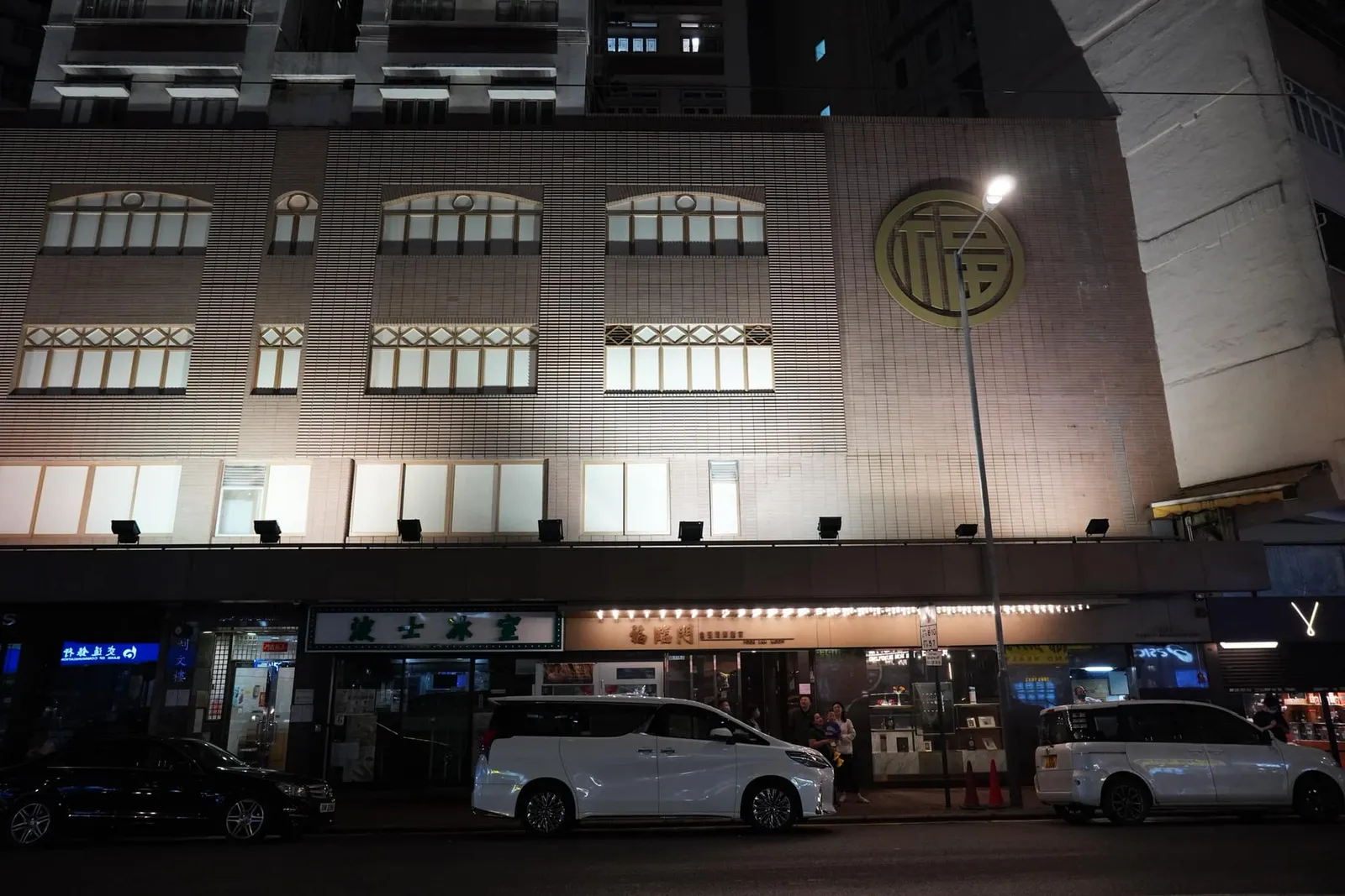 ภายนอกตัวอาคารตกแต่งโดยใช้โทนสีเหลืองทองพร้อมกับสัญลักษณ์ของร้านขนาดใหญ่มองเห็นได้จากระยะไกลบนหัวมุมถนน Johnston เมื่อขึ้นลิฟท์มายังชั้น 3 จะพบกับห้องรับประทานอาหารหลักที่ออกแบบให้ดูเรียบง่ายด้วยโทนสีเหลืองสว่าง ข้าวกันมีตู้เก็บไวน์สำหรับให้ลูกค้าได้เลือกชิมกัน นอกจากนี้ยังมีห้องส่วนตัวสำหรับลูกค้าที่มากันเป็นกลุ่มใหญ่อีกด้วย
