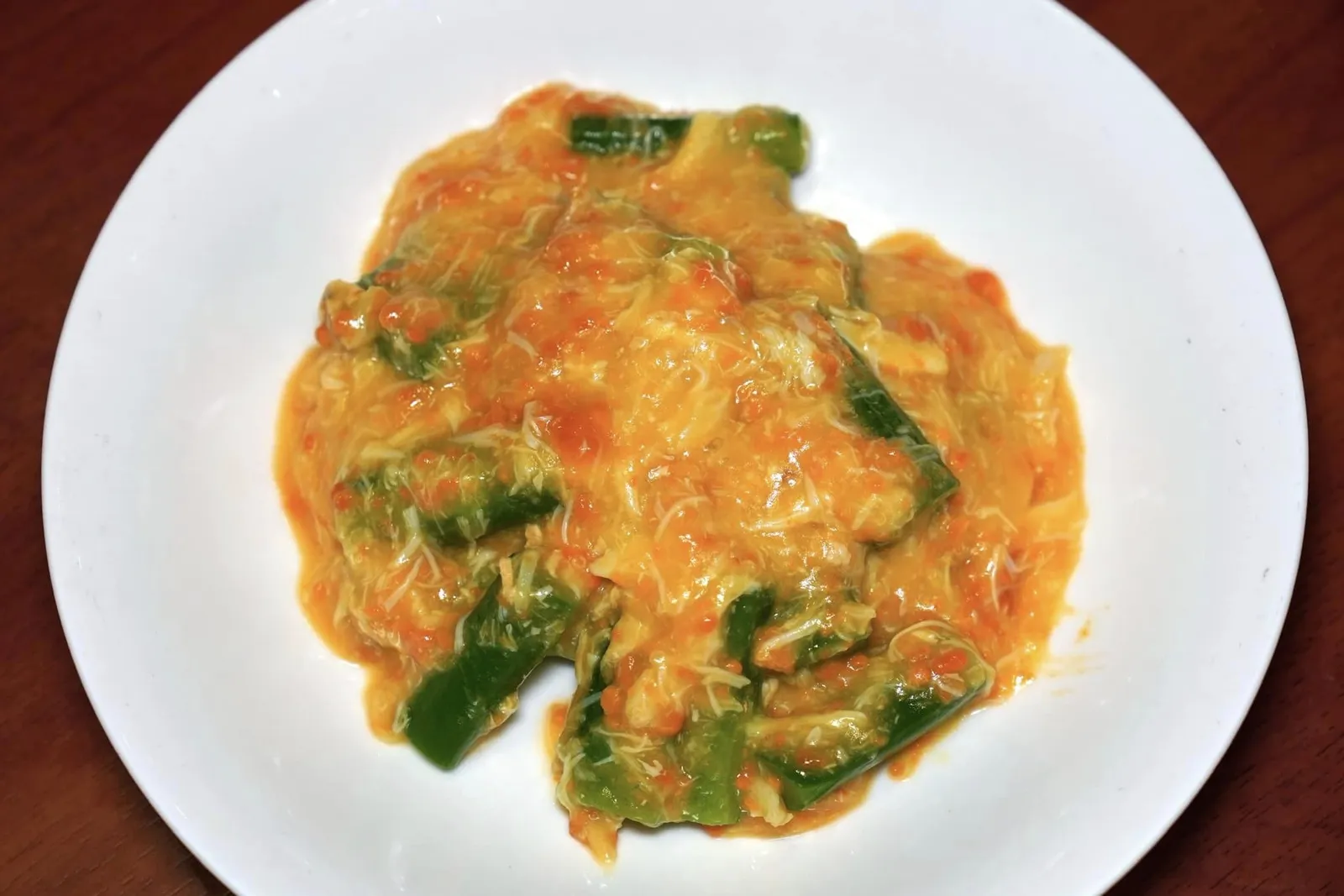 碧玉翠珊瑚 (580 HKD+) Sautéed seasonal vegetables with fresh crab roe เมนูเด็ดประจำร้านคือผักตามฤดูกาลในที่นี้คือคะน้าฮ่องกงโดยเชฟนำไปผัดกับไข่ปูสด ๆ จนได้สีเหลืองทอง เมื่อตักชิมจะพบความกรอบของผักตัดกันกับความครีมมี่และละมุนของไข่ปูเสริมด้วยความหวานจากเนื้อปูได้อย่างไร้ที่ติ (16/20)