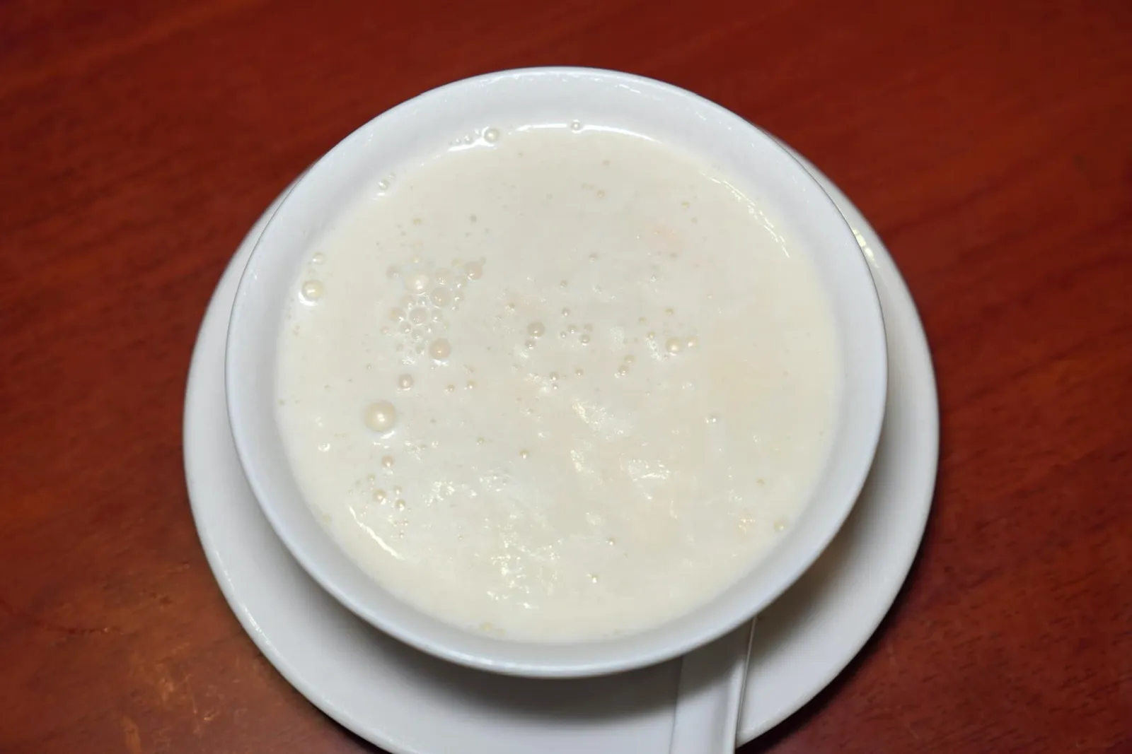 生麿杏仁茶 (毎位) (60 HKD+) Sweetened almond soup (per person) ซุปอัลมอนด์รสชาติกลมกล่อม มีกลิ่นหอมเฉพาะตัว เสิร์ฟมาร้อน ๆ ล้างความมันจากอาหารคาวได้ดี (15/20)