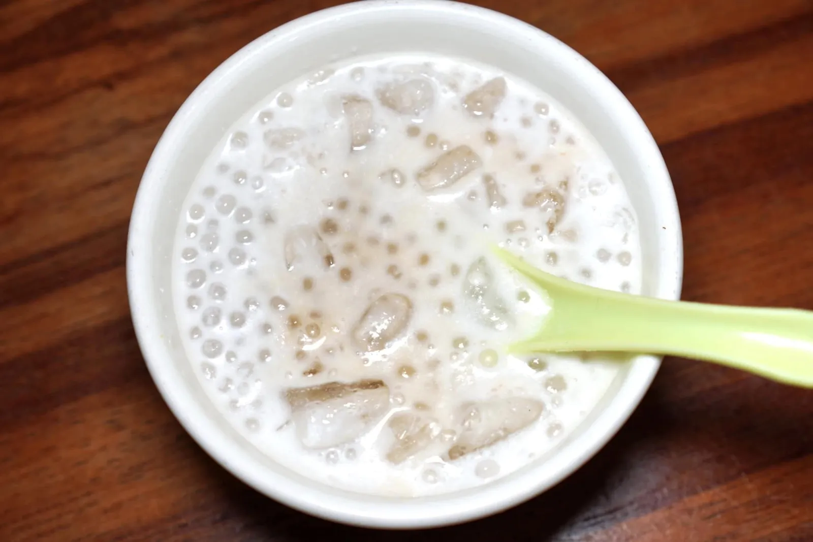 Sago Gula Melaka (7 RM++) Sago pearls with brown sugar & coconut milk Sago Gula Melaka หรือที่บ้านเราเรียกว่าสาคูเปียกได้จากการนำสาคูนุ่มหนึบเสิร์ฟมากับน้ำตาลและน้ำกะทิ ใส่น้ำแข็งเพื่อให้มีความเย็นสดชื่น (12/20)