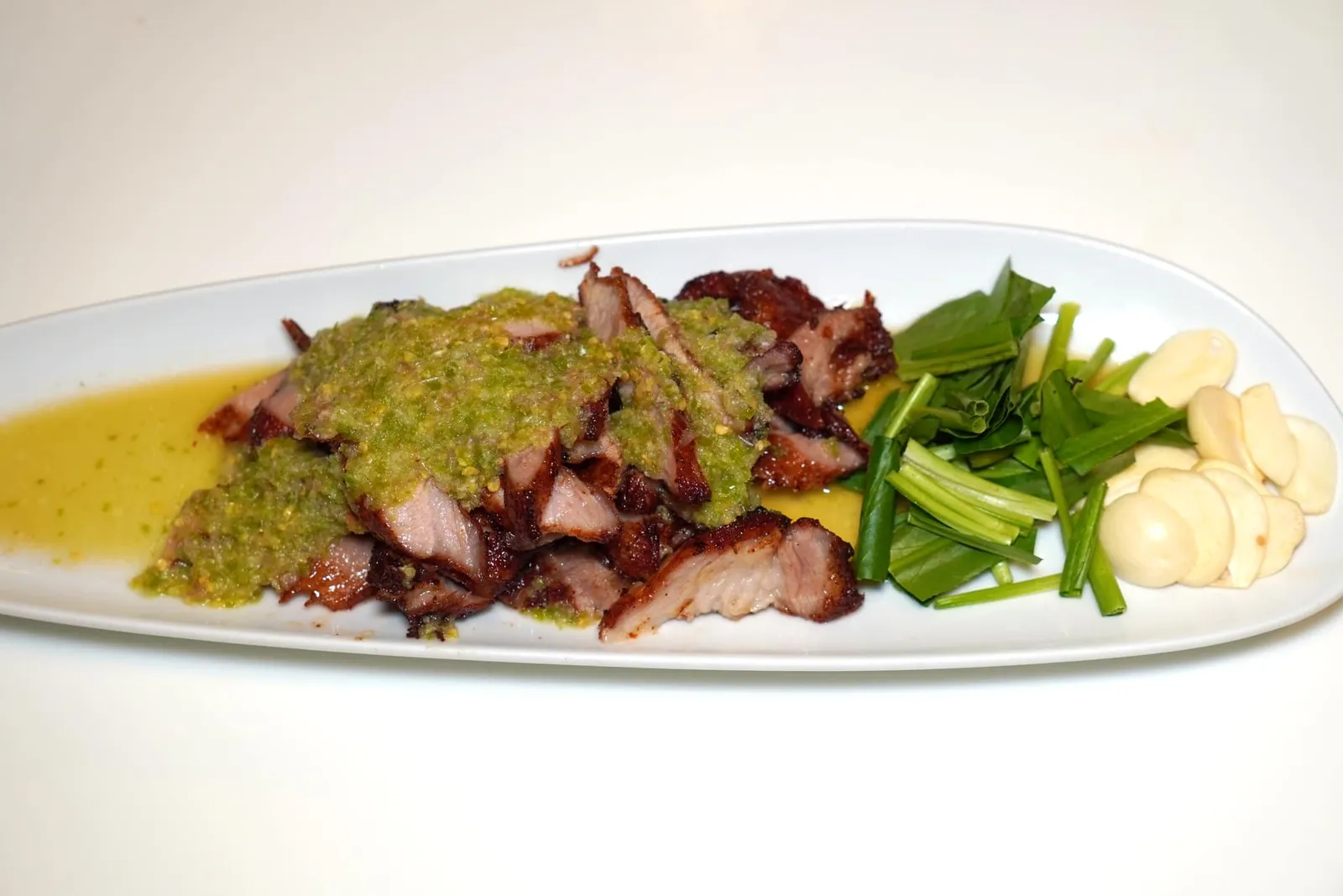 หมูมะนาว (360) อีกหนึ่งสุดยอดเมนูเเนะนำที่ขอยกขึ้นหิ้งคือหมูมะนาว ทางร้านนำหมูติดมันเล็กน้อยไปย่างจนผิวกรอบเเต่เนื้อข้างในยังคงฉ่ำนุ่ม แค่ยกมาเสิร์ฟก็จะได้กลิ่นหอมจากการย่างด้วยถ่านลอยมาเเตะจมูก ก่อนนำเสิร์ฟจะราดด้วยซอสรสจัดจ้านสไตล์ไทยครบทั้งเปรี้ยวหวานเค็มเผ็ดกลมกล่อมลงตัว (15/20)