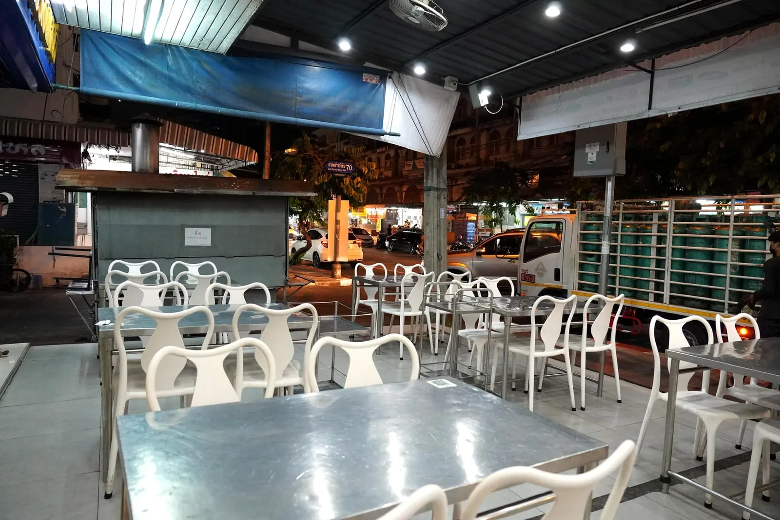 ลูกค้าสามารถนำรถเข้าจอดบริเวณซอยเล็ก ๆ ข้าง ๆ ร้านหรือจอดริมถนนในช่ววกลางคืน พื้นที่หน้าร้านเป็นโต๊ะกลางแจ้งติดกับครัว ส่วนภายในห้องรับประทานอาหารหลักเป็นพื้นที่ปรับอากาศซึ่งเย็นสบายกว่ากันมากในช่วงที่อากาศร้อน