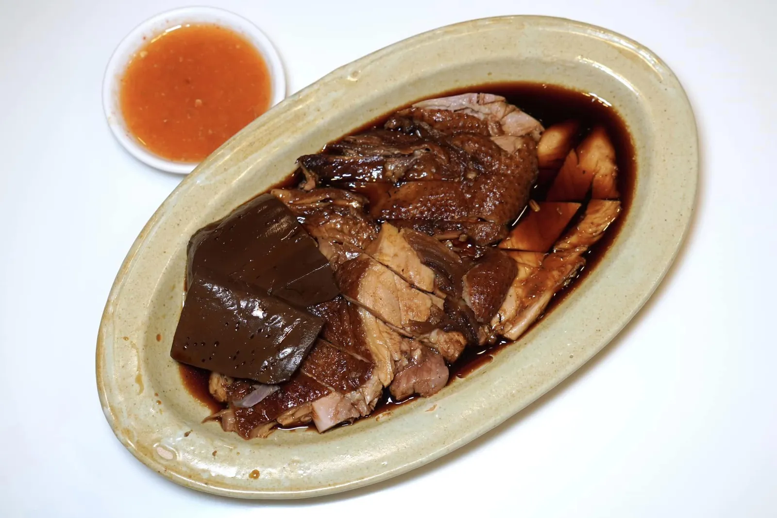 เป็ดพะโล้ (150) เป็ดพะโล้เนื้อออกมานุ่มใช้ได้ มีกลิ่นเฉพาะตัวของเป็ดที่พอเหมาะ เชฟราดด้วยน้ำพะโล้รสออกเค็มพอดี ๆ เลือดเป็ดสุกกำลังดี นุ่มลิ้น จะรับประทานเปล่า ๆ หรือทานกับซอสรสเผ็ดที่ทางร้านให้มาก็ได้ (13/20)