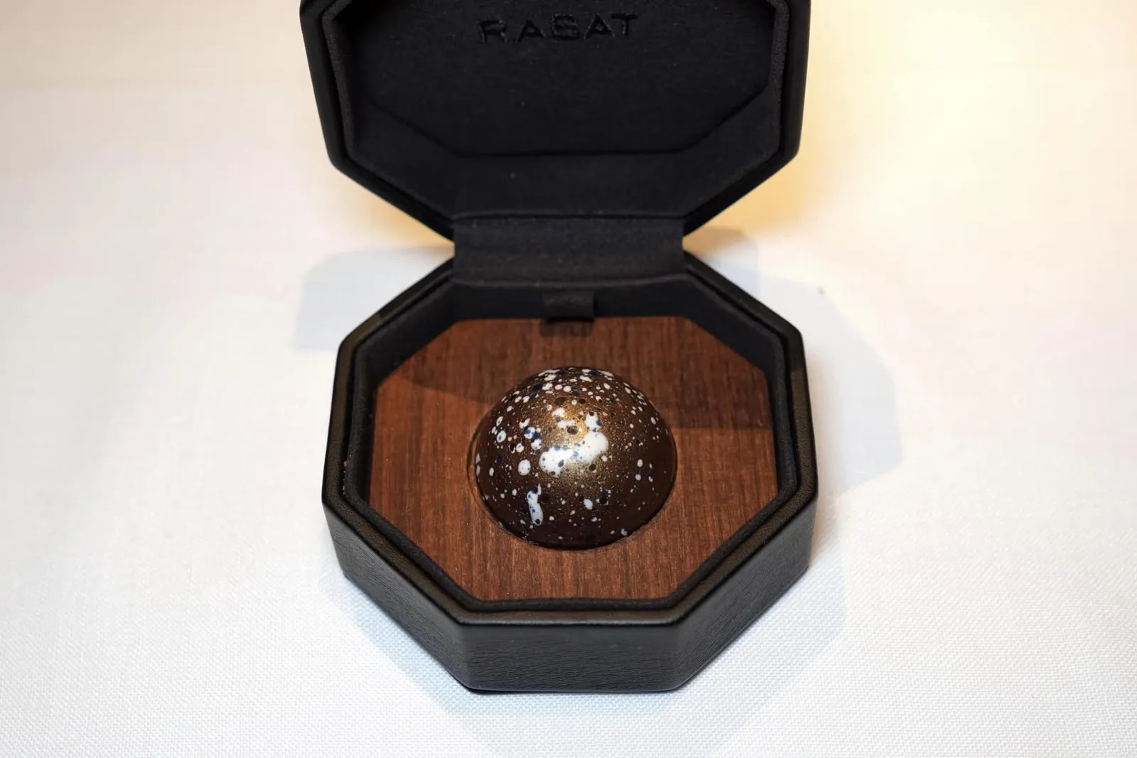 THE JEWEL. เมื่อเปิดออกมาจะพบกับ Chocolate Bonbon with Hazelnut
