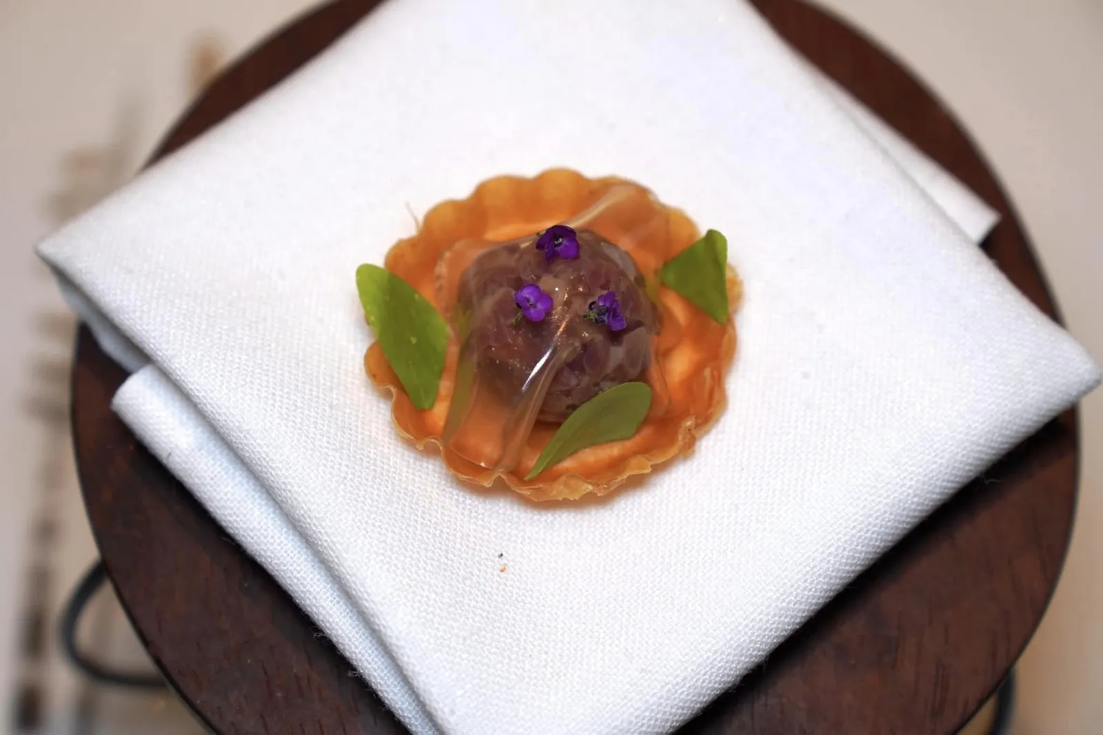 CRISPY GALICIAN BLONDE. LIME AND MUSTARD. Appetizers คำที่สองคือเนื้อวัว Galician Blonde หรือที่เรารู้จักกันชื่อของ Rubia Gallega สับละเอียดเป็น Tartare ปรุงด้วยรสชาติเปรี้ยวของมะนาวและมัสตาร์ด (18/20)