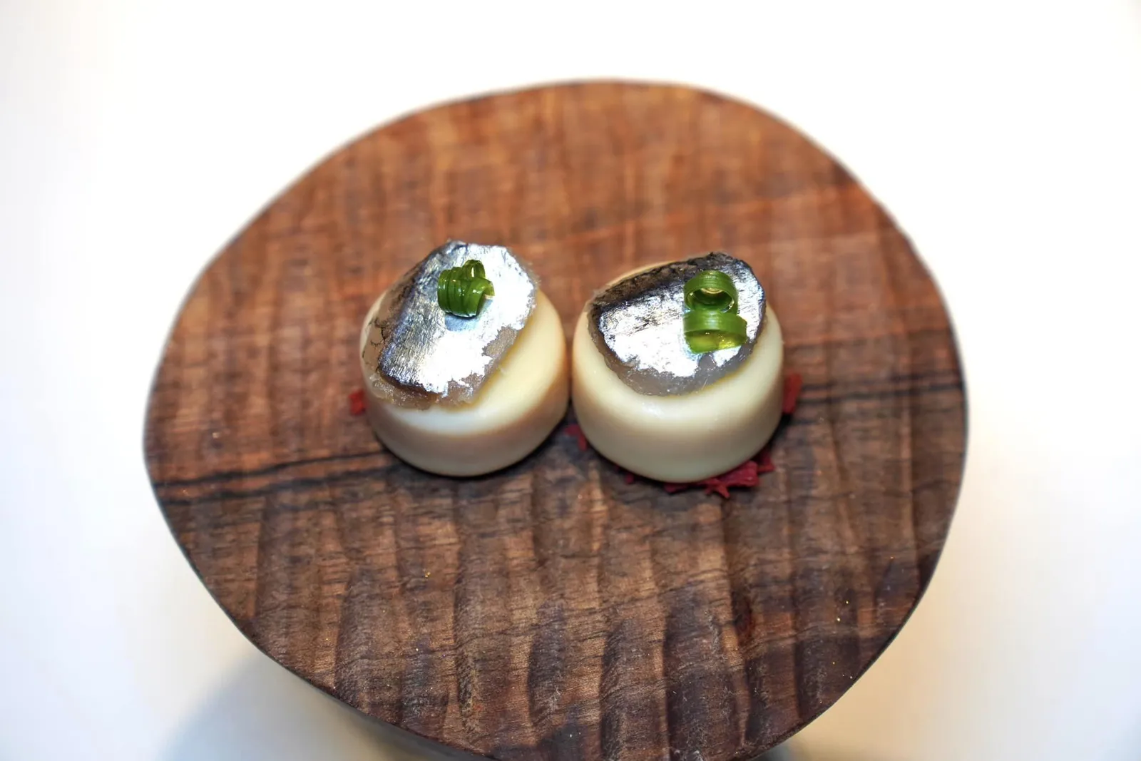 ‘PIPARRAS’ AND SMOKED ANCHOVY BONBON. Appetizers Bonbon ที่เคลือบด้วยไวท์ช็อกโกแลตกรอบ ๆ ไร้รสชาติ ด้านในเป็นน้ำ Gazpacho ที่เตรียมมาจากมะเขือเทศช่วยเรียกความสดชื่นและมีความเผ็ดนิด ๆ ด้านบนคือปลา White Anchovy รมควันให้รสชาติเค็มอุมามิและพริก Piparras ทั้งหมดนี้สำหรับรับประทานแบบ One Bite (19/20)