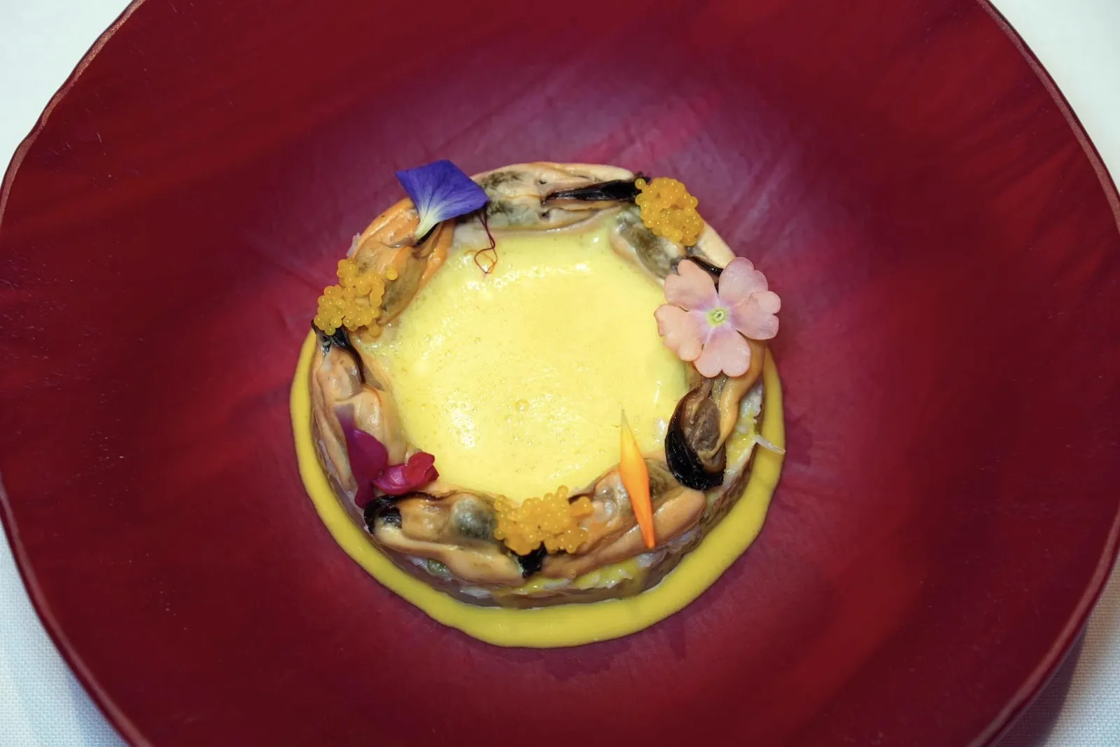 MUSSELS ‘MOQUECA’, PRAWNS AND KING CRAB Barcelona-Brazil คอร์สนี้เชฟทั้งสองได้ผสมผสานวัฒนธรรมของนคร Barcelona และประเทศบราซิลโดยนำกุ้งไปสับละเอียดเป็น Tartare ก่อนจะท็อปด้านบนด้วยหอยแมลงภู่นุ่มหนึบและเนื้อปูคิงแครบหอมหวาน ทั้งยังสร้างมิติที่แตกต่างทางเนื้อสัมผัสได้อย่างน่าทึ่ง ตรงกลางคือ Moqueca ซอสซีฟู้ดจากทางตอนเหนือของประเทศบราซิลที่มีความหอมมันและความครีมมี่ของกะทิ (ชวนนึกถึงแกงปูใบชะพลูของบ้านเรา) จานนี้อร่อยมาก ๆ จนแทบหยุดชิมไม่ได้ (20/20)