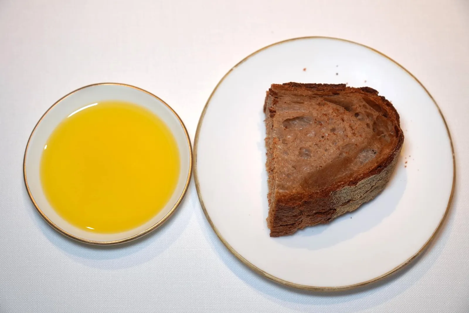 BREAD AND OIL. Borges Blanques นอกจากอาหารจานหลักแล้วสิ่งที่ทำให้เราประทับใจมาก ๆ ในมื้อนี้คือขนมปังที่เตรียมโดยใช้ยีสต์ที่มีอายุเท่ากันกับตัวร้าน ชั้นผิวมีความกรอบค่อนข้างมาก พนักงานนำเสนอมาคู่กับน้ำมันมะกอคุณภาพสูงของ Les Borges Blanques แคว้น Catalonia ซึ่งมีความเบา หอม และแทบไม่มีรสขมติดมาด้วยแม้แต่น้อย