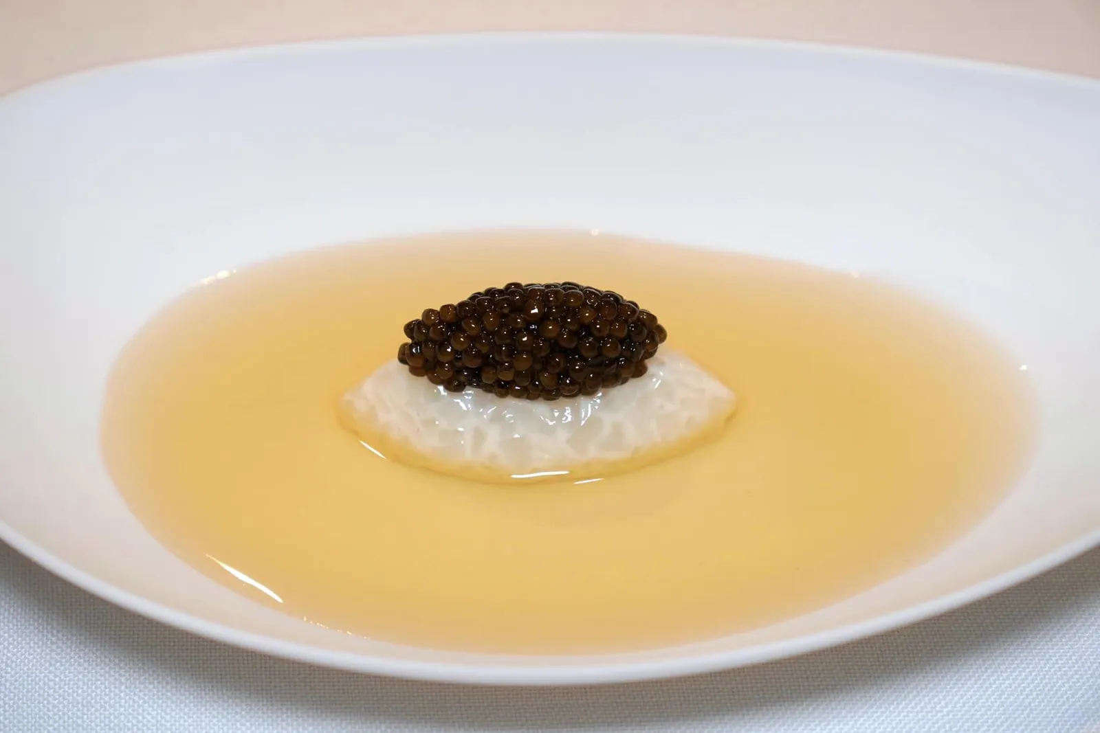 CURED SQUID, POULTRY AND CAVIAR. Sea and mountain มาถึงคอร์ส Sea and Mountain ที่เชฟตั้งใจใช้สื่อถึงตำแหน่งของนคร Barcelona ซึ่งมีทั้งทะเลและภูเขาอยู่ด้วยกันโดยมีองค์ประกอบหลัก 3 อย่างคือหมึกที่ผ่านการหมักในสาเกญี่ปุ่นแล้วสับละเอียดเป็น Tartare ให้เนื้อสัมผัสที่ค่อนข้างครีมมี่ รอบ ๆ คือซุปเย็นที่เตรียมมาจากเนื้อไก่ อย่างไรก็ตามตัวซุปมีรสชาติที่ค่อนข้างเบา สุดท้ายคือคาเวียร์คุณภาพดีที่ท็อปมาอยู่ด้านบน (17/20)