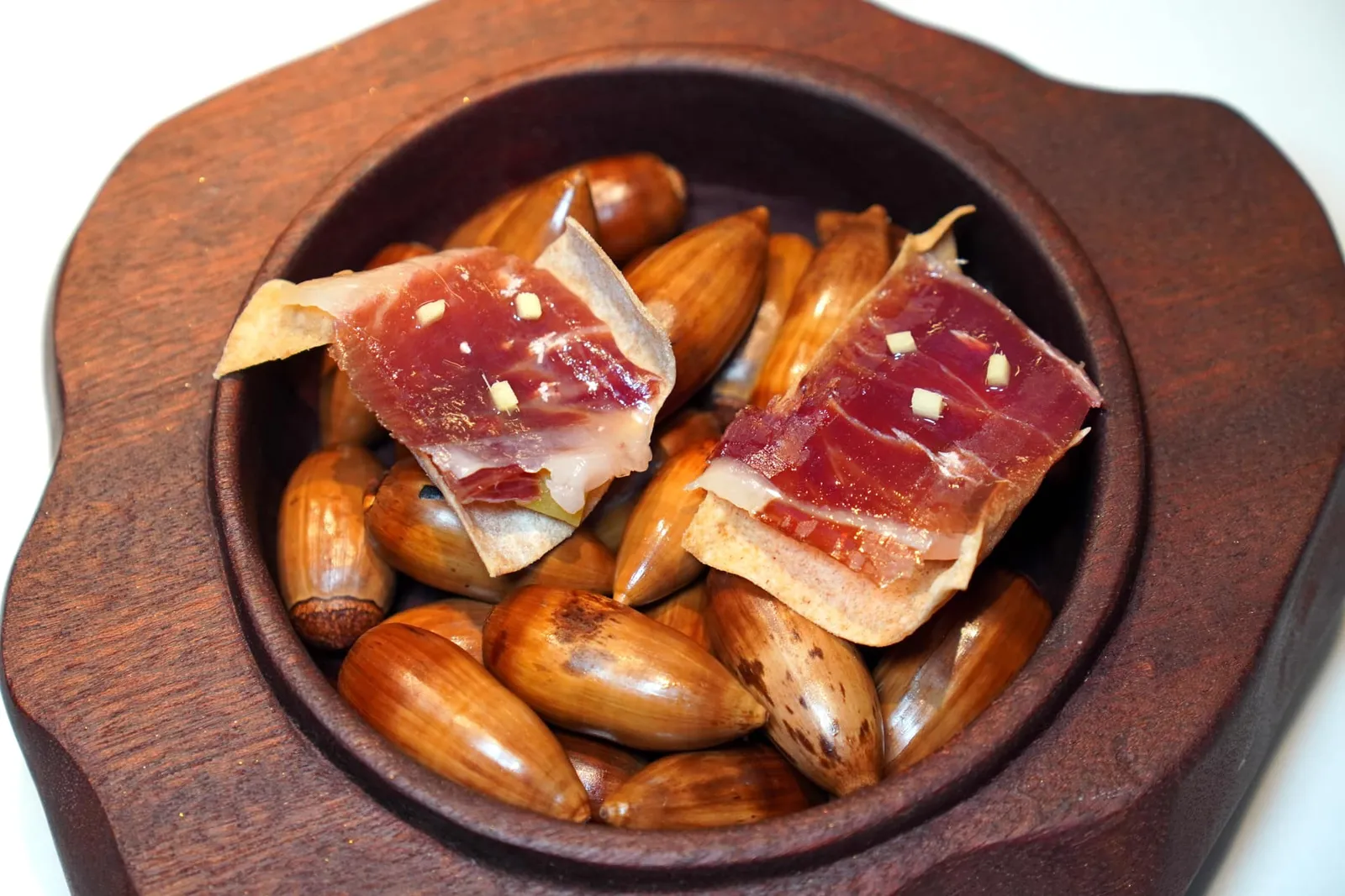 IBERIAN HAM WITH PICKLES AND GINGER. Appetizers จบด้วยแผ่นกรอบที่บรรจุมะเขือเทศดองและแฮมเนื้อหมู Iberia สไลซ์มาบาง ๆ ส่งกลิ่นหอมเข้ากันกับอโรมาของขิงและให้ความหนึบที่ตัดกันกับความกรอบของแผ่นกรอบด้านนอกได้อย่างลงตัว (17/20)