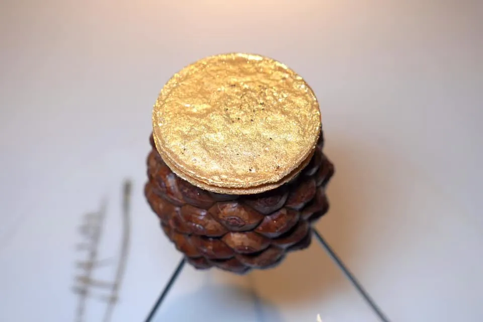 COLLSEROLA PINE NUTS ICE CREAM SANDWICH. The season ต่อกันด้วยไอศกรีมที่เตรียมขึ้นมาจากเมล็ดสนจาก Serra de Colosserola ซึ่งเป็นภูเขาในภูมิภาค Catalonia ชิ้นเสเฟอร์ด้านนอกบางกรอบ ในขณะที่ไอศกรีมตรงกลางมีความหอมของเมล็ดสนเบา ๆ (17/20)