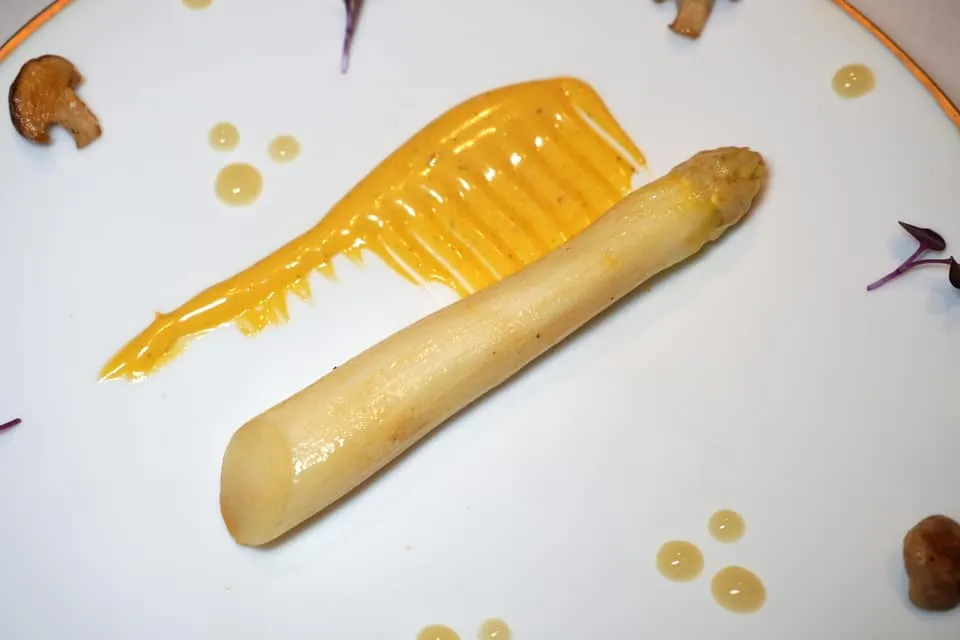 WHITE ASPARAGUS FROM NAVARRA, WITH SEA FENNEL BÉARNAISE SAUCE AND SEASONAL MUSHROOMS Navarra ข้าง ๆ กันคือเห็ดตามฤดูกาลเคี้ยวหนึบและซอส Béarnaise และซอสหยดที่เตรียมมาจากหน่อไม้ฝรั่งขาวเช่นกัน (16/20)