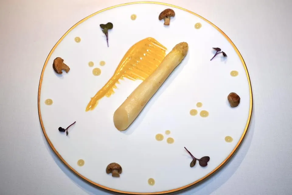 WHITE ASPARAGUS FROM NAVARRA, WITH SEA FENNEL BÉARNAISE SAUCE AND SEASONAL MUSHROOMS Navarra หน่อไม้ฝรั่งขาวเป็นวัตถุดิบที่ขึ้นชื่อของแคว้น Navarra ทางตอนเหนือของประเทศสเปน เชฟปรุงสุกให้ชั้นนอกนุ่มแต่ยังคงมีความกรึบตรงกลางแบบ Al Dente (16/20)