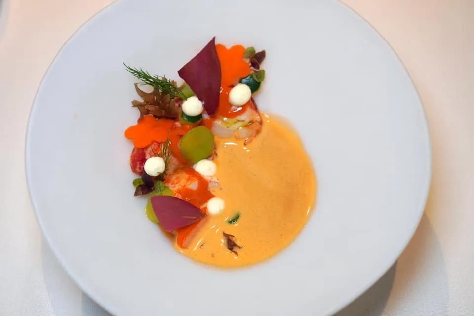 LOBSTER SALAD, CORAL EMULSION, SEAWEEDS AND HERBS. Mediterranean สลัดกุ้งล็อบสเตอร์จับคู่มากับผักและสมุนไพรหลากหลายชนิดอย่างเช่นแครอทและผักชีลาว ถ้ามองโดยละเอียดพบว่าองค์ประกอบของสาหร่ายมีความเหนียวไปเล็กน้อย องค์ประกอบด้านล่างสุดคือ Royale ใส ๆ ที่เตรียมขึ้นมาจากเครื่องในและมันของกุ้งล็อบสเตอร์ จากนั้นพนักงานจะเทราด Coral Emulsion มีลักษณะคล้ายซอส Bisque ให้รสชาติที่เข้มข้นและบางบอกถึงความเป็น Mediterranean ได้อย่างชัดเจน (19/20)