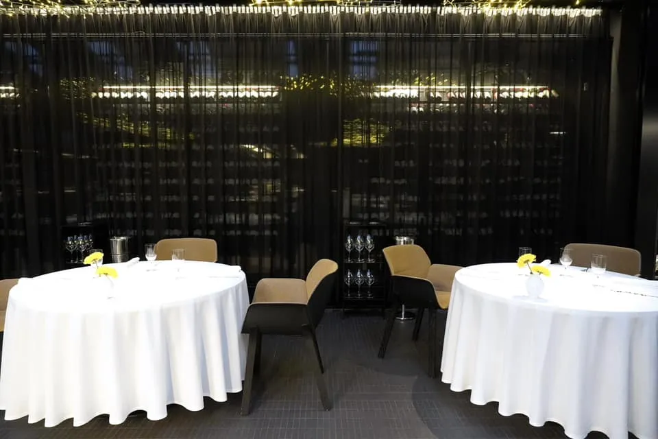ไฮไลท์ของร้านคือห้องรับประทานอาหารหลักซึ่งเชฟทั้งสองตั้งใจวางครัวแบบ Open Kitchen หรือที่เรียกว่า Central Island เอาไว้บริเวณกึ่งกลางร้านซึ่งประกอบไปด้วยสเตชั่นขนาดใหญ่สำหรับเตรียมอาหารถถึง 3 จุดคือ Cold Room Section, Meat and Poultry Section และ Fish and Seafood Section รอบ ๆ คือโต๊ะอาหารของลูกค้าทำให้มุมมองของลูกค้าทุกคนสามารถชมทีมเชฟจัดเตรียมอาหารได้ตลอดเวลา ทั้งยังเป็นการเสริมประสบการณ์ระหว่างมื้อให้มีความซับซ้อนและเชื่อมความสัมพันธ์ระหว่างลูกค้ากับวัตถุดิบอีกด้วย