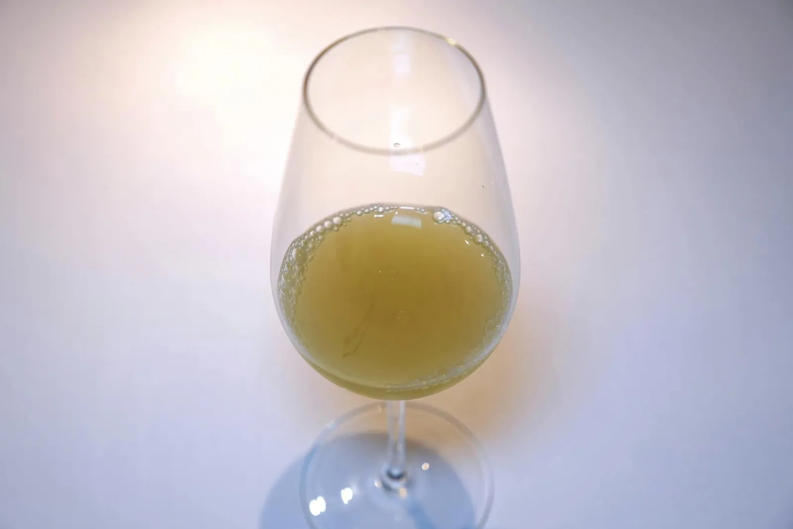 CUCUMBER WITH PINE. The season เริ่มต้นด้วยคอร์สที่เปรียบเสมือน Welcome Drink เตรียมกันที่ข้าง ๆ โต๊ะโดยเชฟได้นำไวน์หวาน Jerez Xeres Sherry ไปผสมกับน้ำแตงกวาและเหล้า Yuzu จากประเทศญี่ปุ่น นอกจากนี้ยังมี Pine Oil หรือน้ำมันสนซึ่งเข้ากันได้กับอโรมาของแตงกวาที่โดดเด่นได้อย่างน่าประหลาด (17/20)