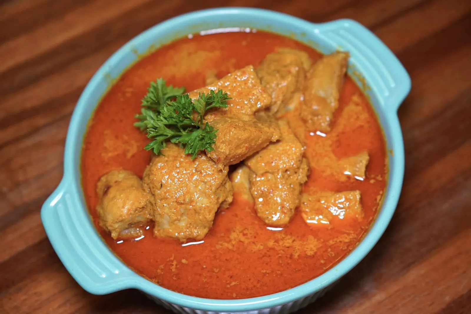 Curry Kapitan (38 RM++) A straits settlement curry chicken Curry Kapitan เป็นแกงกะหรี่ไก่สไตล์ญอญญาที่มีที่มาค่อนข้างน่าสนใจโดยความว่า Kapitan มีที่มาจากคำว่า Captain และเชื่อกันว่าแกงชนิดนี้เคยจัดเสิร์ฟให้กับกัปตันหรือหัวหน้าชาวตะวันตกในช่วงที่มาเลเซียยังคงเป็นเมืองขึ้นนั่นเอง ตัวแกงมีความครีมมี่ หอม มัน และเผ็ด ทางร้านเตรียมมาได้ดีโดยไร้ซึ่งความเลี่ยน เนื้อไก่ทุกชิ้นยังคงนุ่มและไม่แห้งแม้แต่น้อย (15/20)