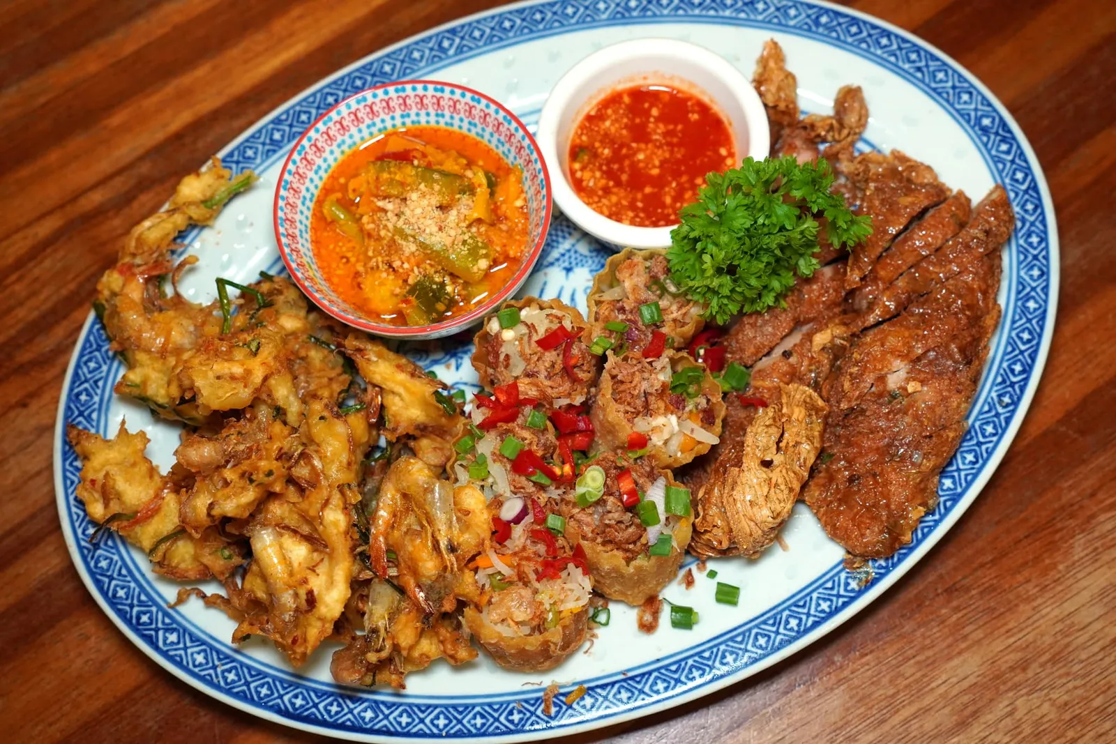 Baba Delight (44 RM++) A platter of spring rolls, lor bak, cucur udang & Acar Awak สำหรับเพื่อน ๆ ที่เป็นนักท่องเที่ยวและไม่ได้มีโอกาสแวะมาที่ร้านบ่อย ๆ เหมือนเราขอแนะนำให้สั่ง Baba Delight ซึ่งเป็น Platter ขนาดใหญ่ที่รวมอาหารว่างสไตล์บ้าบ๋าจำนวน 4 อย่างจากรายการแบบ À La Carte เข้าไว้ด้วยกัน เริ่มต้นด้วย Poh Pheah Chee ที่มีลักษณะเป็นถ้วยกรอบ ๆ บรรจุผักหลากหลายชนิดปรุงรสให้ทีความหลากหลายอร่อยไม่เบา ถัดมาคือ Lor Bak เมนูที่มีต้นกำเนิดมาจากมณฑล Fujian และแพร่ขยายมายังประเทศมาเลเซียมีลักษณะเป็นเนื้อไก่ปรุงรสอร่อยและพันม้วนกับฟองเต้าหู้เพื่อคงความฉ่ำของเนื้อไก่ตรงกลางได้อย่างน่าทึ่ง อย่างที่สามคือ Cucur Udang หรือที่บ้านเราเรียกว่ากุ้งแพ เชฟนำกุ้งฝอยไปปรุงรสแล้วคลุกเคล้ากับผักหลายชนิดและแป้งก่อนจะนำลงทอดจนสุกกำลังดี ทุกชิ้นของกุ้งแพมีความกรอบ เคี้ยวง่าย ไม่อมน้ำมัน สุดท้ายคือ Acar Awak หรือผักดองให้รสเปรี้ยวช่วยกระตุ้นความอยากอาหารได้เป็นอย่างดี (15/20)