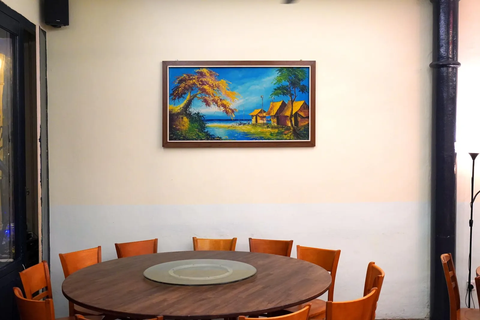 โต๊ะไม้เปลือยพร้อมกับ Lazy Susan ขนาดใหญ่บ่งบอกถึงสไตล์การจัดเสิร์ฟอาหารสำหรับแชร์กันได้ในครอบครัว