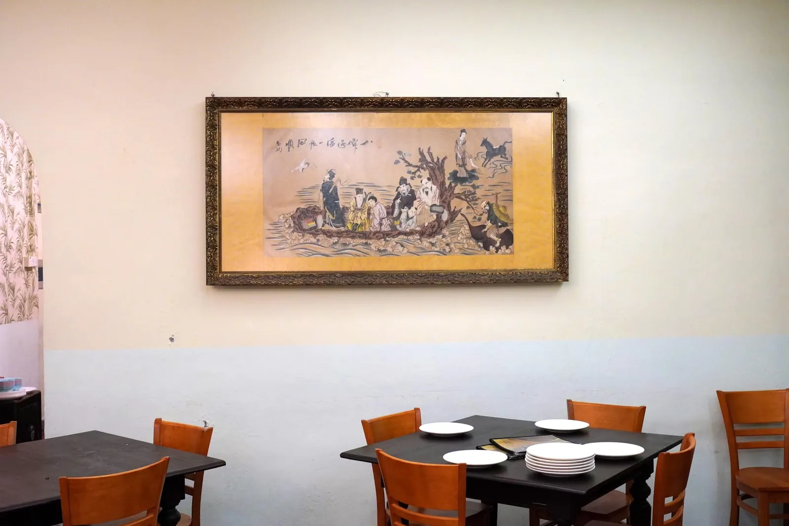บนผนังตกแต่งด้วยรูปวาดต่าง ๆ ส่วนห้องครัวนั้นตั้งอยู่หลังร้าน