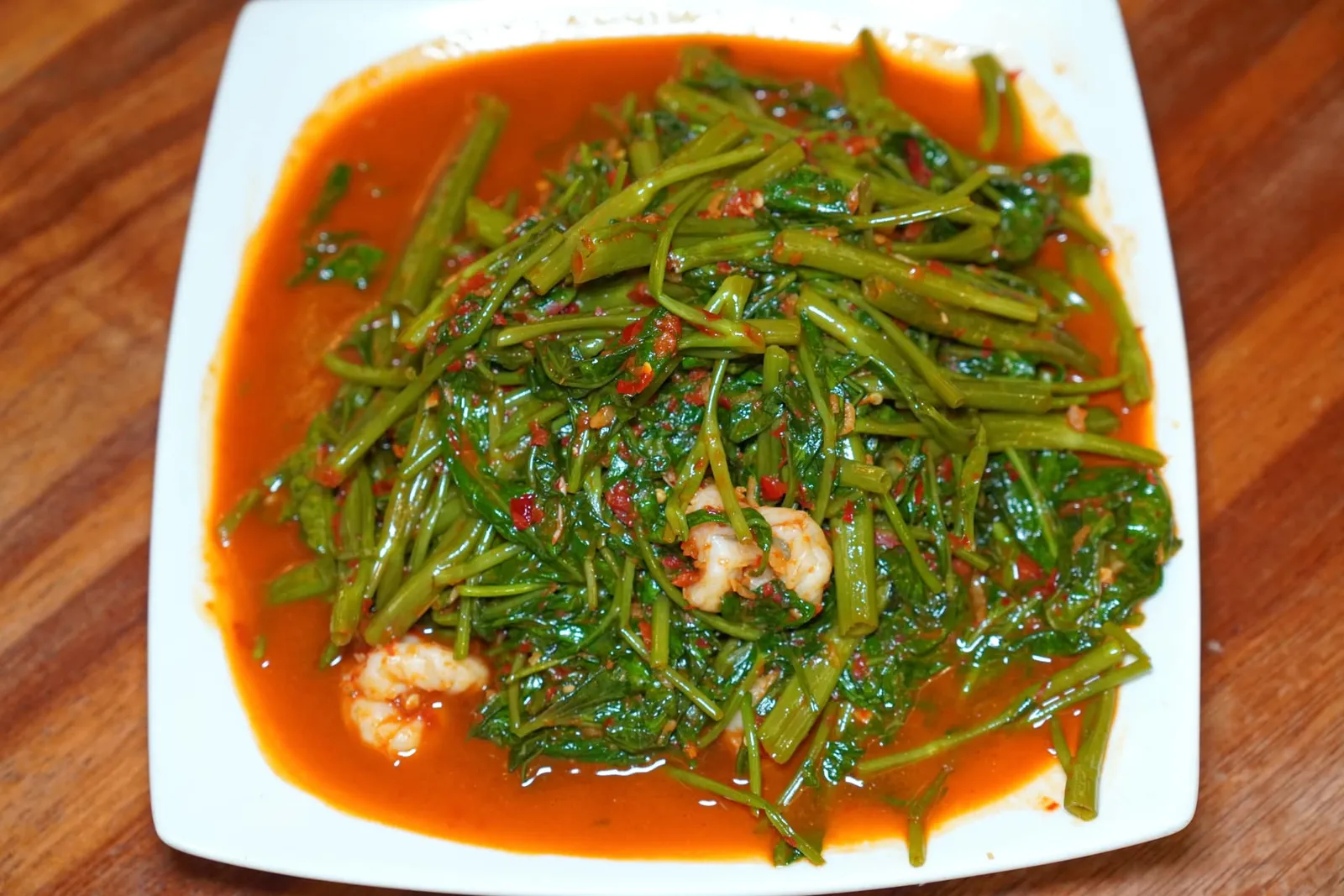 Sambal Kangkung (Large) (23 RM++) Stir-fried water spinach with sambal belacan ผัดผักบุ้งสูตรพิเศษสไตล์มาเลเซียได้จากการนำผัดผักบุ้งไปผัดกับ Sambal Belacan ซึ่งเป็นเครื่องจิ้มรสเผ็ดของมาเลเซียที่มีส่วนประกอบของ Belacan คล้ายกันกับกะปิของไทย ผักบุ้งมีความกรอบเข้ากันกับความนุ่มของเนื้อกุ้ง ตัวซอสในจานให้รสชาติจัดจ้าน อย่างไรก็ตามเมื่อเทียบกับจานอื่น ๆ แล้วถือว่าจานนี้ไม่ได้มีความพิเศษมากนัก (13/20)