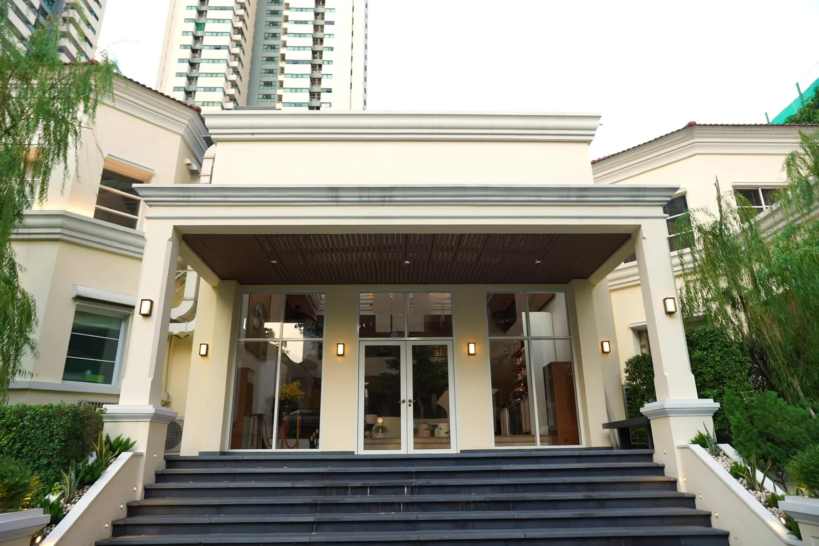 ห้องอาหาร Keller ตั้งอยู่ใน Baan Turtle คฤหาสถ์สไตล์ยุโรปโมเดิร์นหลังใหญ่ที่ปรับเปลี่ยนรูปแบบอาคารมาเป็นคอมเพล็กซ์เพื่อรวบรวมห้องอาหารและบาร์ชั้นดีเข้ามาไว้ด้วยกัน