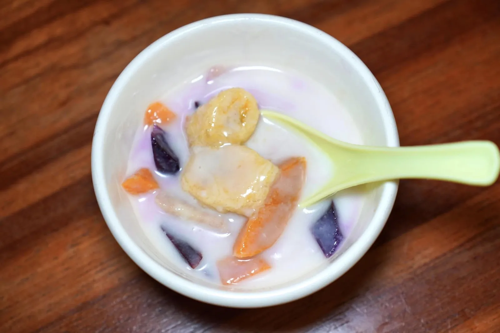 Pengat (10 RM++) Thick coconut milk with yam, sweet potatoes & bananas Pengat มีบักษณะคล้ายกล้วยบวชชีของไทยแต่เพิ่มเติมมันหวานและมันม่วงลงไปเพื่อเพิ่มมิติทางเนื้อสัมผัสด้วย น้ำกะทิมีรสชาติหวานกลมกล่อม อร่อยคุ้มราคามากจริง ๆ (14/20)