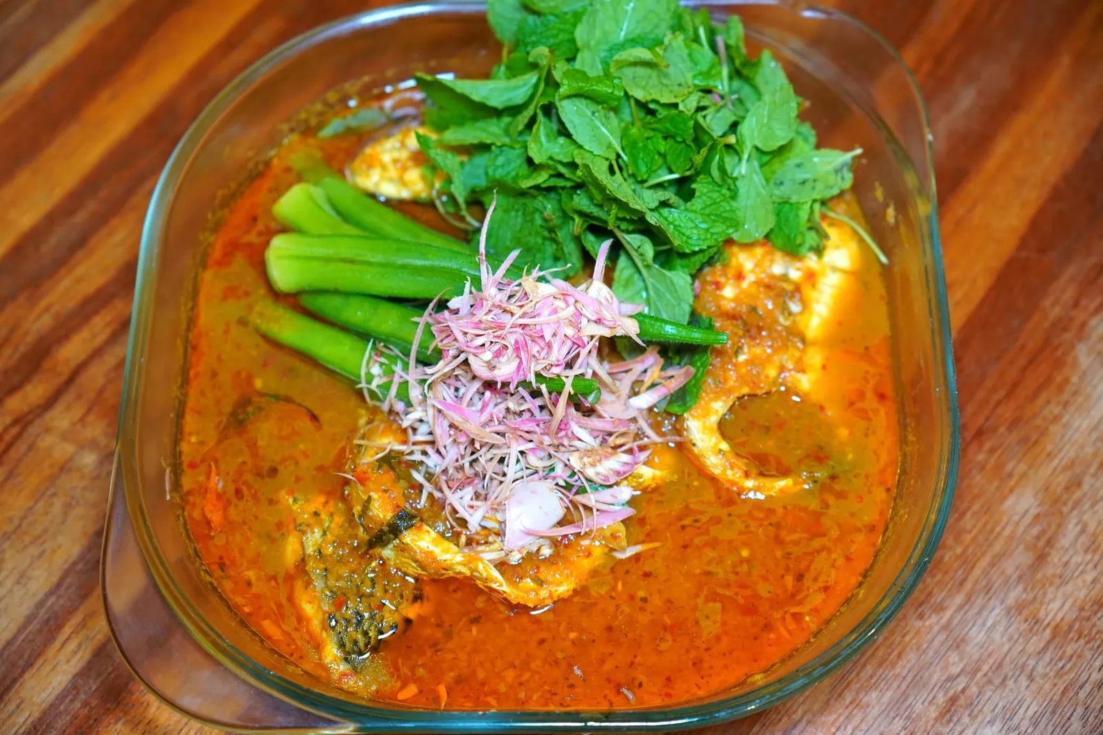 Curry Tumis (128 RM++) Tamarind grouper curry with ladies finger Curry Tumis หรือที่คนไทยเรียกกันว่าแกงตู้มี้เป็นเมนูที่เชฟ Beh Gaik Lean ผสมผสานวัตถุดิบมากกว่า 8 อย่างในเครื่องแกงจนได้ออกมาเป็นแกงที่มีรสชาติเปรี้ยวนำ หวานตาม เสริมด้วยความเผ็ดที่พอเหมาะ นในวันนี้ทางร้านเสิร์ฟมากับเนื้อปลาเก๋าสด ๆ และกระเจี๊ยบเขียวช่วยเพิ่มความกรอบให้กับจานได้อย่างลงตัว (16/20)