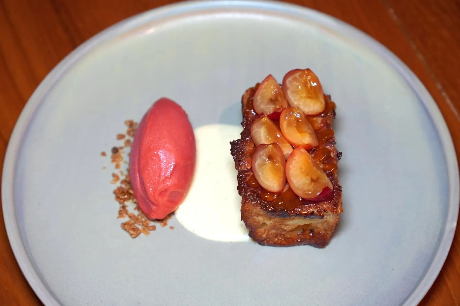 Keller’s French Toast (350++) Strawberries, Vanilla sauce, Apricot Jam ของหวานอีกจานหนึ่งคือ French Toast สูตรซิกเนเจอร์ของทางร้านให้เนื้อสัมผัสกรอบนอก ตรงกลางมีความนุ่มพอประมาณ ด้านบนท็อปด้วยผลเชอร์รี่และเจลแอปริคอต ข้าวกันคือซอสครีมวานิลลาและสตรอว์เบอร์รี่ซอเบท์รสเลิศ (15/20)