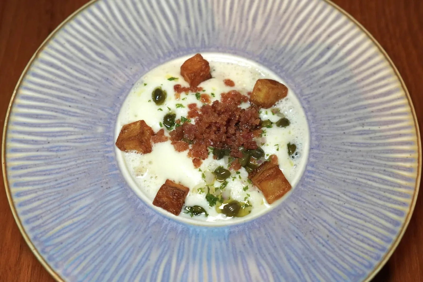 Blue Crab Meat Bacon, Potatoes, Caper เนื้อปูม้าหวาน ๆ เนื้อนุ่ม ๆ ท็อปด้านบนด้วยโฟมมันฝรั่ง นอกจากนี้ยังมีซอสน้ำส้มสายชูรสเปรี้ยว ตัดด้วยความเปรี้ยวและความฉุนของใบพาสลีย์และเคเปอร์ ชั้นบนสุดคือเบคอนและชิ้นมันฝรั่งกรอบนอกนุ่มใน (14/20)