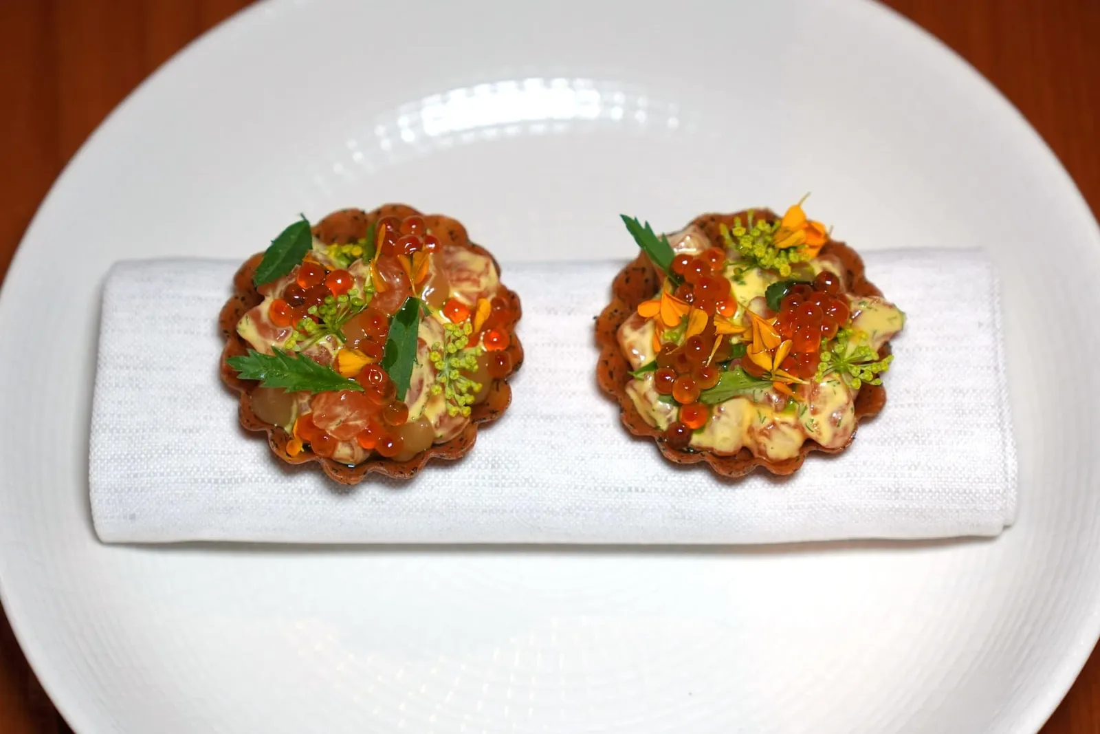 Snacks ถัดมาคือทาร์ตเล็ตขนาดจิ๋ว ตรงกลางบรรจุมูสปลาแซบมอนและไข่ปลาเทร้าต์ช่วยเรียกความสดชื่นได้ดีมาก ๆ ด้านบนคือผักและสมุนไพรตามฤดูกาล (14/20)