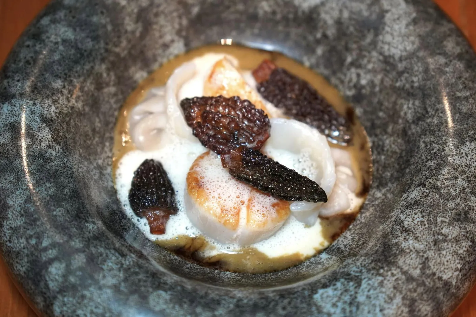 Canadian Scallop Sunchoke Dumpling, Foie Gras Emulsion, Truffle Sauce, Morels จานที่โดดเด่นที่สุดในวันนี้คือหอยเชลล์นำเข้าจากประเทศแคนาดา เชฟนำไปจี่บนกระทะจนเนื้อนุ่มฉ่ำและมีรสหวานจากธรรมชาติตัดกันกับความหนึบของเห็ดโมเรลด้านบน ข้างกันคือเกี๊ยวแป้งหนาแต่เคี้ยวง่าย ตรงกลางบรรจุแก้นตะวันที่ให้ทั้งความหวานและครีมมี่พอเหมาะลงตัว รอบ ๆ คือซอสที่เตรียมมาจากฟัวกราส์ ตักเข้าปากแล้วทั้งหอมและละมุนลิ้นมาก ๆ (15/20)