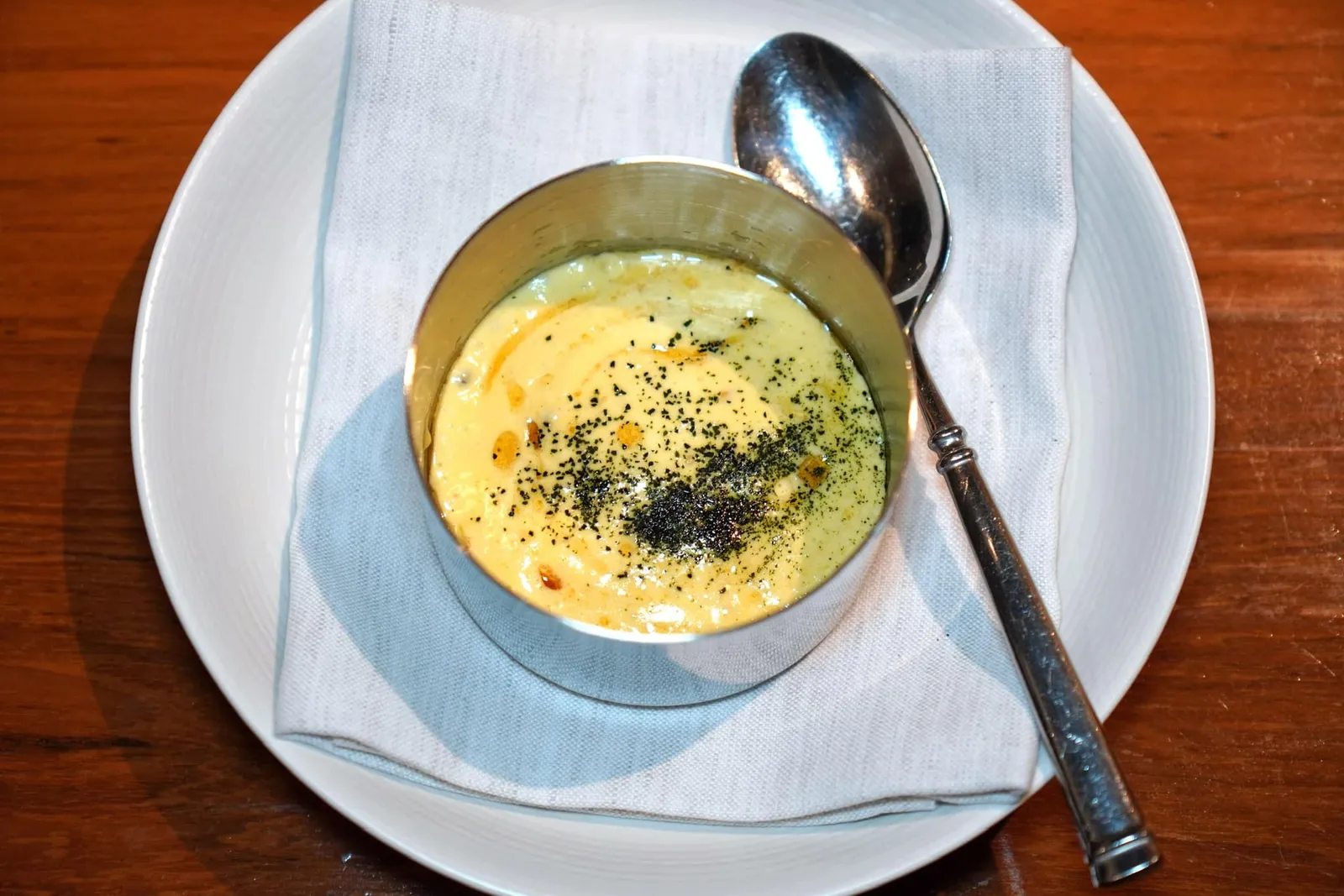 Boston Lobster Asparagus, Green Peas, Sauce Mousseline นอกจากนี้ในจานยังมีหน่อไม้ฝรั่งขาวที่ผ่านจี่บนกระทะจับคู่มาให้รับประทานกับซอส Mousseline รสเปรี้ยวเข้ากันได้ดีมาก ๆ (15/20)
