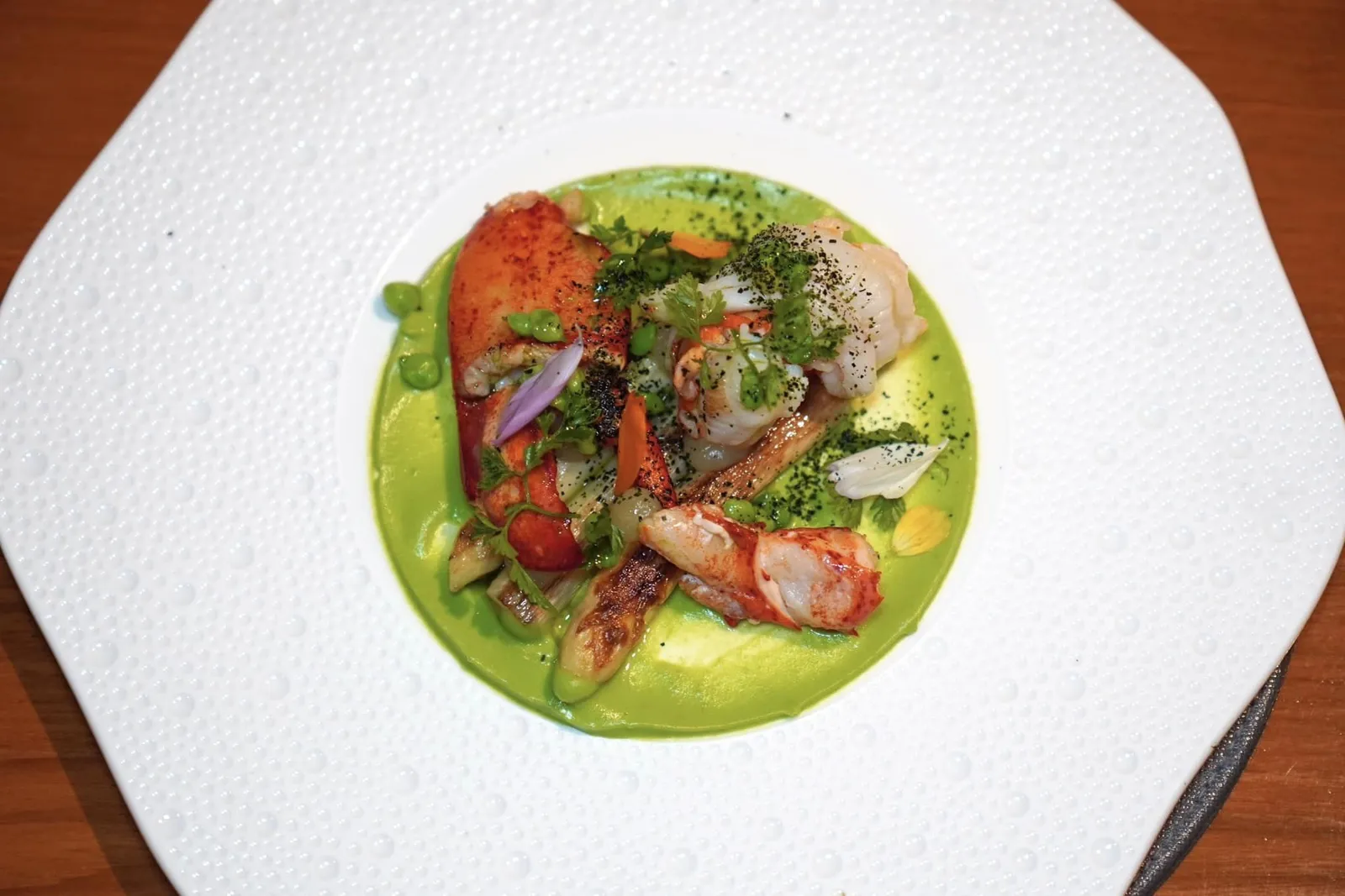 Boston Lobster Asparagus, Green Peas, Sauce Mousseline เมนคอร์สจานแรกคือกุ้งบอสตั้นล็อบสเตอร์เนื้อเด้งเสิร์ฟมาคู่กันกับถั่ว Green Pea ทั้งในรูปแบบของชิ้นถั่วและเพียวเรให้รสชาติหวานกำลังดี (15/20)