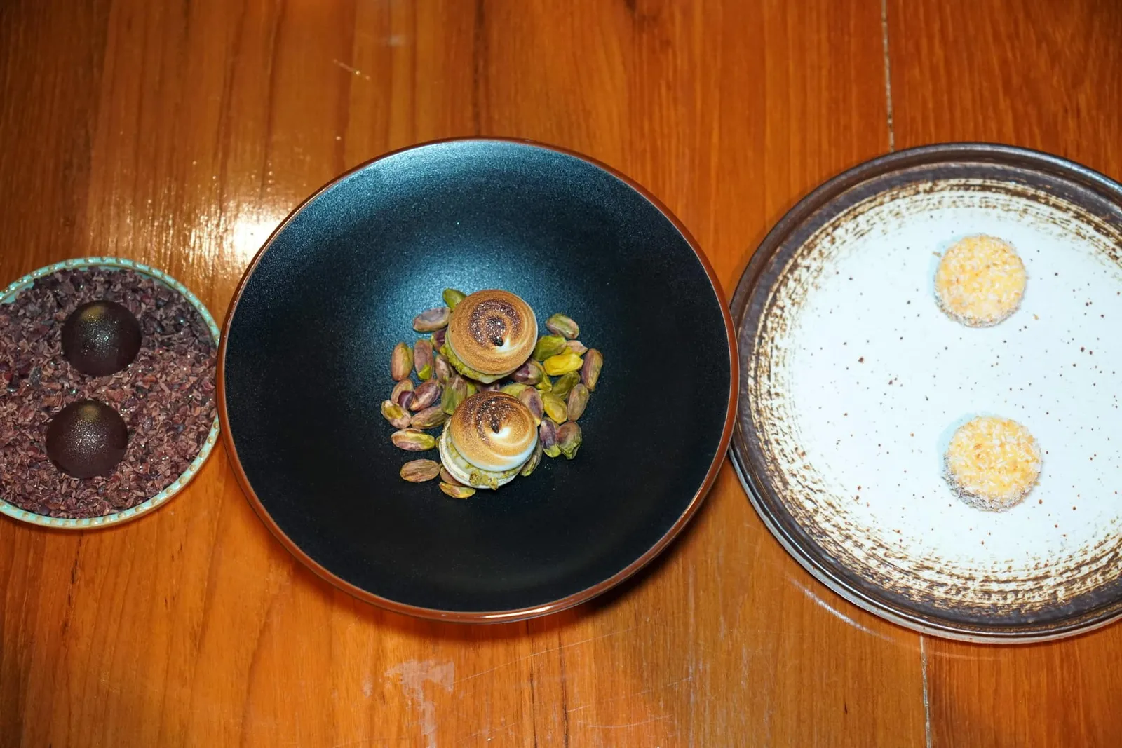 Sweet Treat ปิดท้ายด้วยขนม Chocolate Bonbon with Passionfruit, Pistachio Macaron และ Chocolate Ganache with Miso and Lemon-Banana Curd นั่นเอง