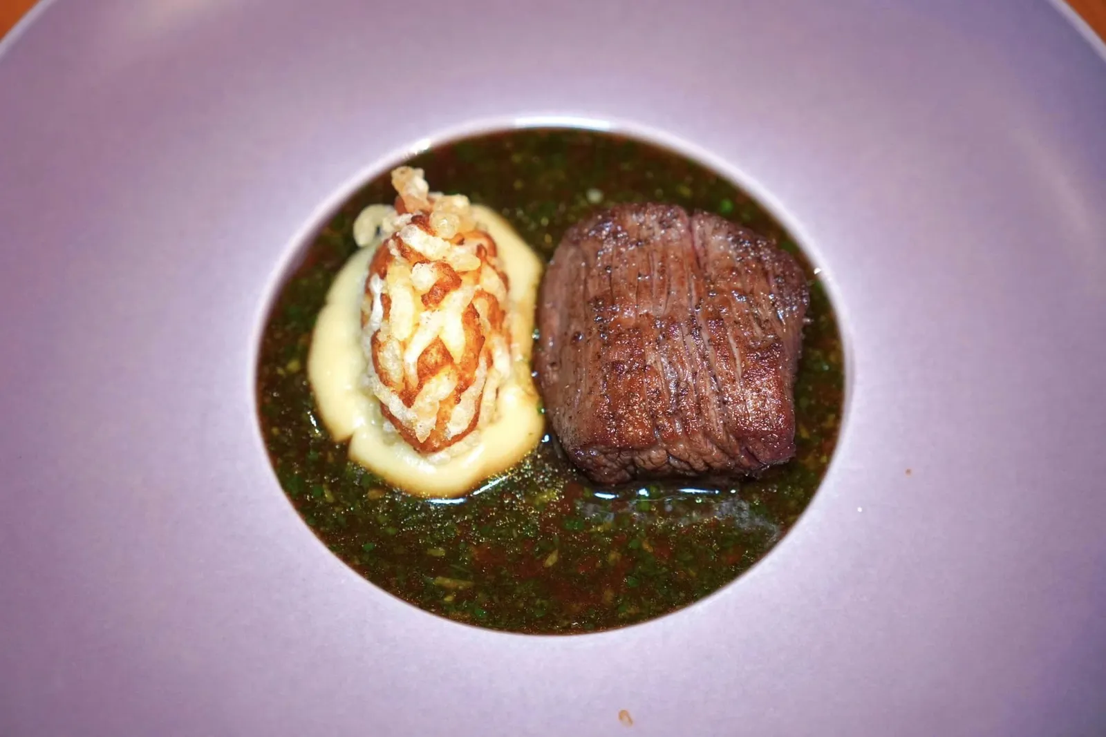 Hokkaido Wagyu Tenderloin A3 Garlic Puree, Seasonal Salad, Gremolata Sauce เนื้อวัวฮอกไกโดวากิวระดับ A3 เสิร์ฟมาที่ความสุกระดับ Medium Rare ข้างกันคือเพียวเรกระเทียมหอม ๆ และพัฟมันฝรั่งกรอบ ๆ (15/20)