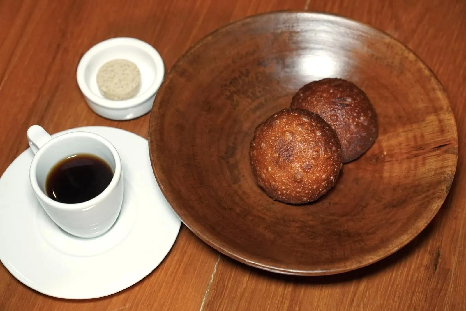 Potato Bread, Crab Soup Hijiki Seaweed Butter Berliner ขนมปังมันฝรั่งนุ่มฟูเสิร์ฟมากับเนยที่มีความหอมของสาหร่ายฮิจิกิ หลังจากนั้นเชฟตัดรสชาติด้วยความเค็มและเข้มข้นของน้ำซุปปูร้อน ๆ (14/20)