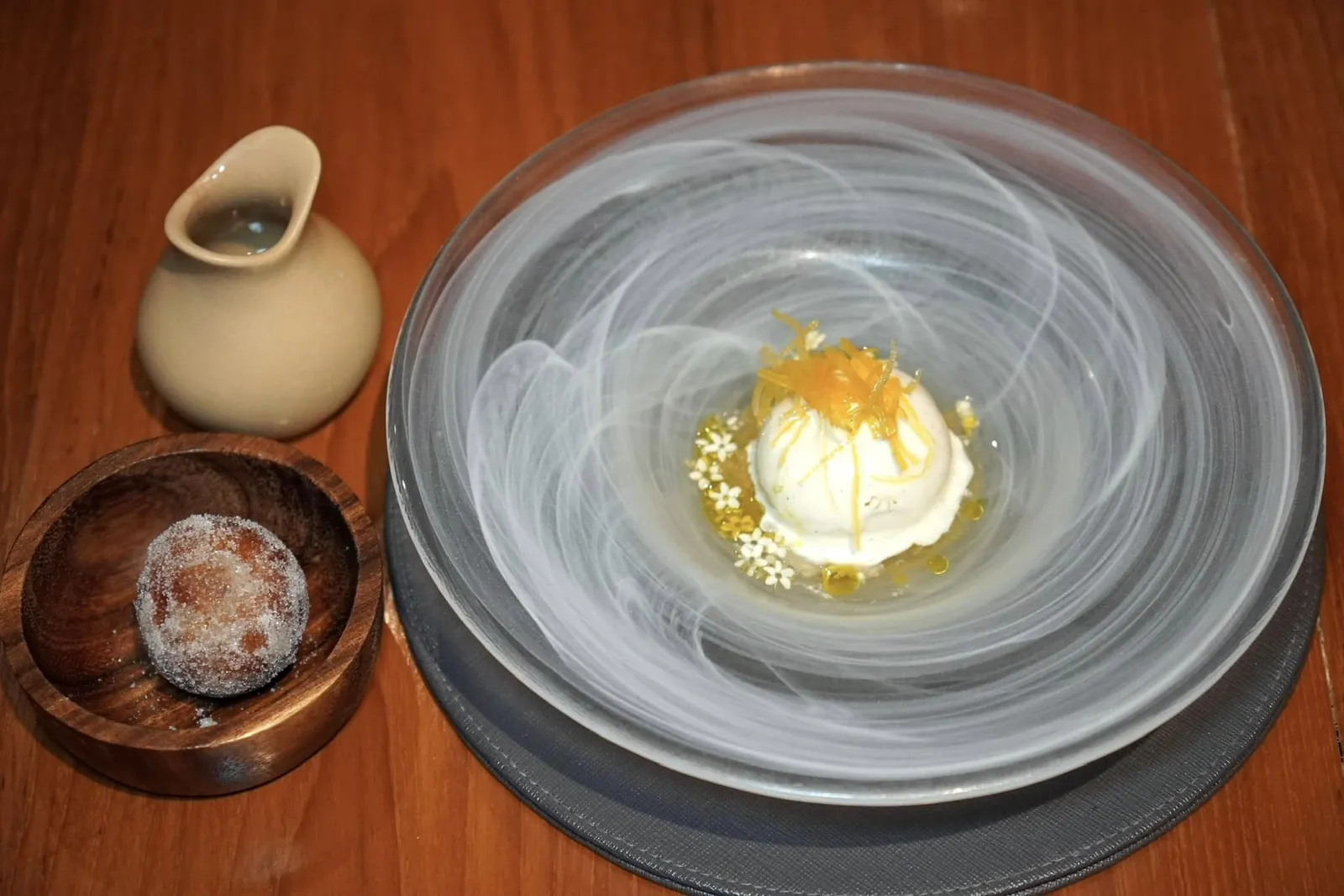 Quark Ice cream Elderflower, Pomelo, Lemon, “Berliner” ของหวานในเซ็ตเมนูคือไอศกรีม Quark ท็อปด้านบนด้วยเลมอนเชื่อม รอบ ๆ คือดอก Elderflower จากนั้นพนักงานจะเทราด Elderflower Syrup หอม ๆ ลงไปรอบ ๆ จาน พนักงานแนะนำให้รับประทานกับ Berliner หรือขนมปังโดนัทสไตล์เยอรมนีนั่นเอง (14/20)