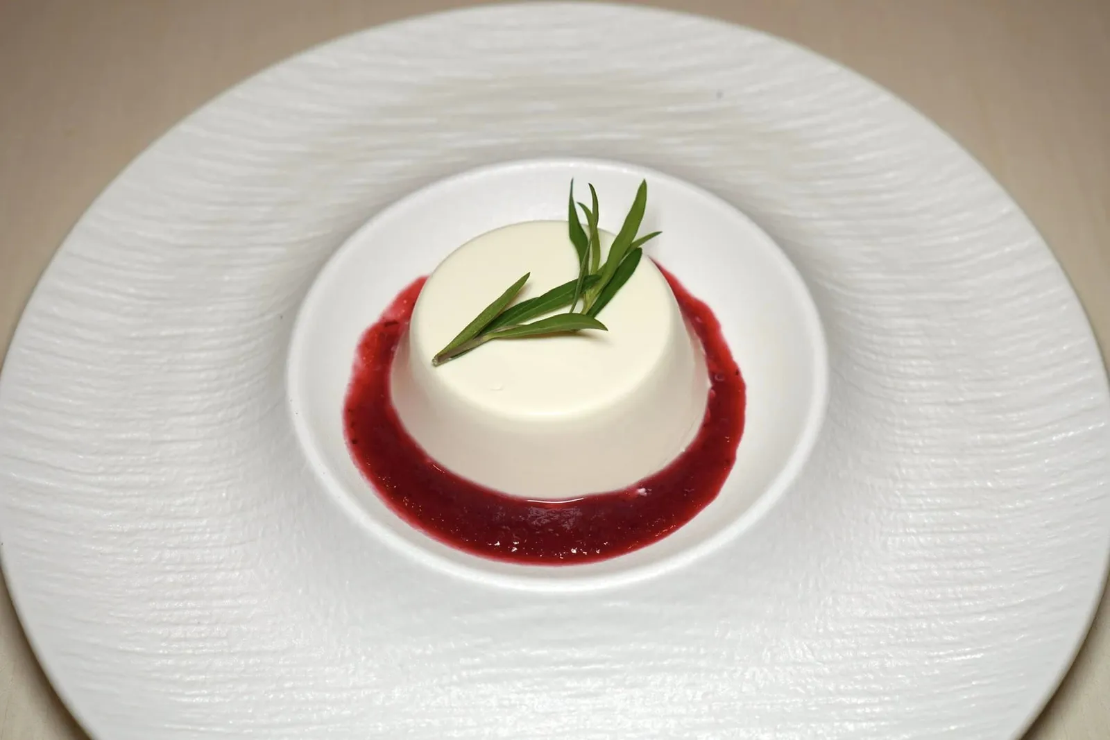 PANNA COTTA Piedmont Style Cooked Cream & Mixed berry พานาคอตต้าที่นี่เตรียมออกมาได้อย่างเพอร์เฟคสังเกตได้จากกลิ่นหอมและความนุ่มละมุนของครีม เชฟจับคู่มากับซอสเบอร์รี่รวมนั่นเอง (13/20)