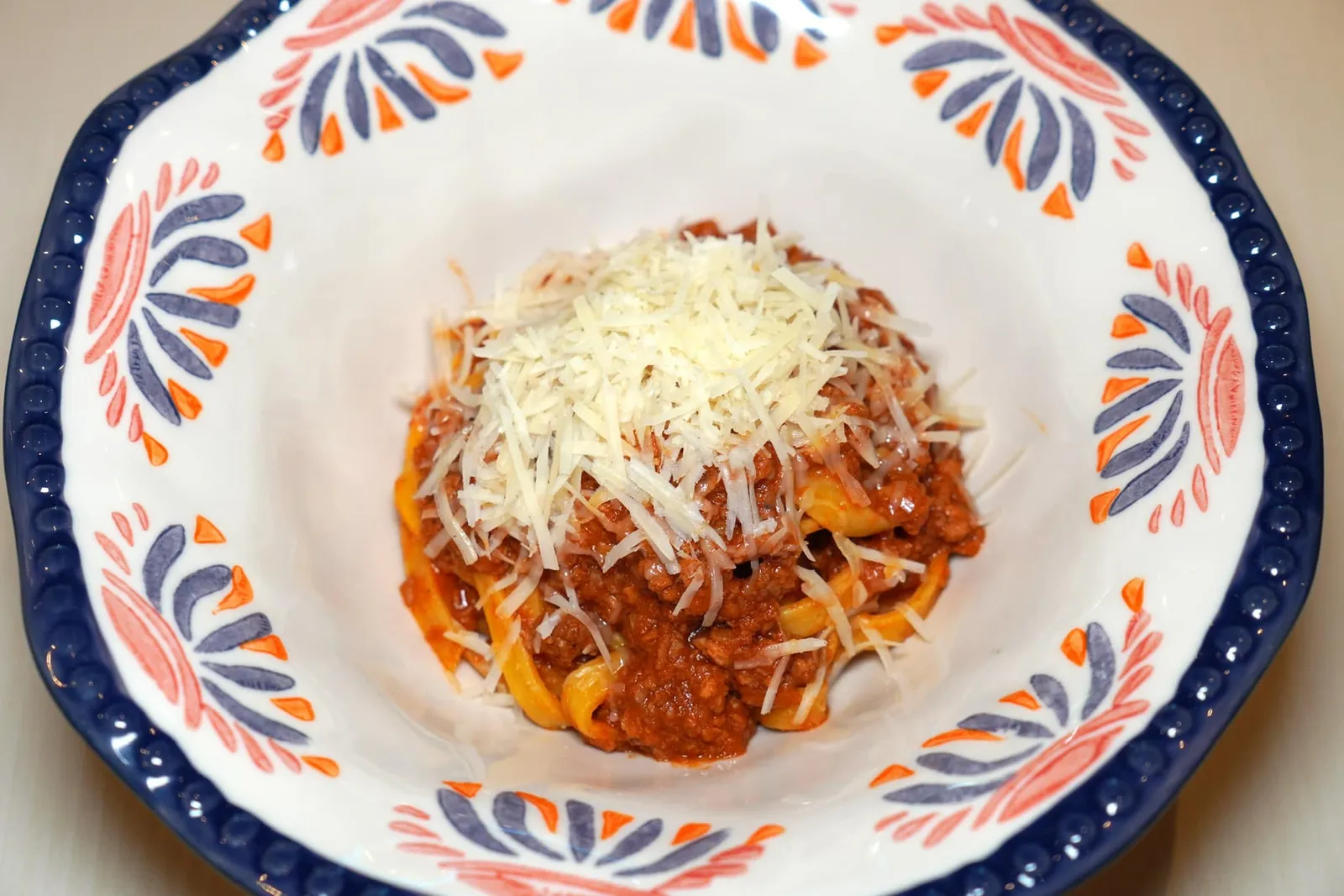 RAGÙ BOLOGNESE (300++) Homemade Tagliatelle, Combination Beef & Veal Ragu พาสต้าเส้นตาเกลียเตลเล่ที่ทางร้านทำเองผัดกับซอสรากูที่ผสมผสานทั้งเนื้อวัวและเนื้อลูกวัวตุ๋นจนได้รสชาติที่เข้มข้น จากนั้นจบด้วยการโรยพาเมซาชีสลงไปด้านบน อร่อยคุ้มราคามาก ๆ (13/20)