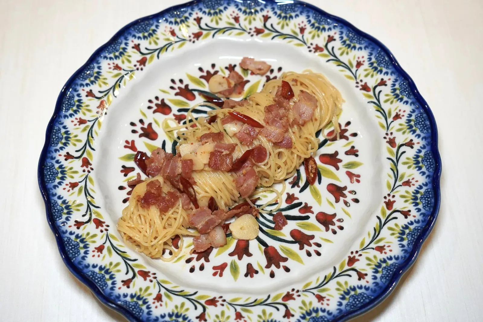 CAPELLI D'ANGELO AGLIO, OLIO E PANCETTA (300++) Angel Hair with Smoked Pancetta, Garlic, Chili & EVO พาสต้าเส้นคาเปลลินี่ผัดกับ Pancetta หรือส่วนสามชั้นของหมูที่ผ่านการรมควันจนหอมเข้ากันกับอโรมาของกระเทียม นอกจากนี้เชฟยังใส่รสชาติเผ็ดจัดจ้านลงไปเพื่อตัดความมันได้ลงตัวมาก ๆ (13/20)