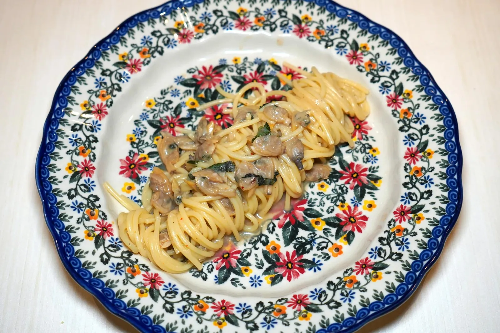 SPAGHETTI VONGOLE Italian Clams, Garlic, White Wine จานที่เราประทับใจมาก ๆ ในวันนี้คือพาสต้าสปาเก็ตตี้ที่เชฟนำไปผัดกับหอยลายอิตาลีโดยใส่ไวน์ขาว กระเทียม และใบเบซิลลงไปด้วย เนื้อสัมผัสของเส้นสุกกำลังดีตัดกันกับความนุ่มหนึบของหอยลายได้อย่างลงตัว (12/20)
