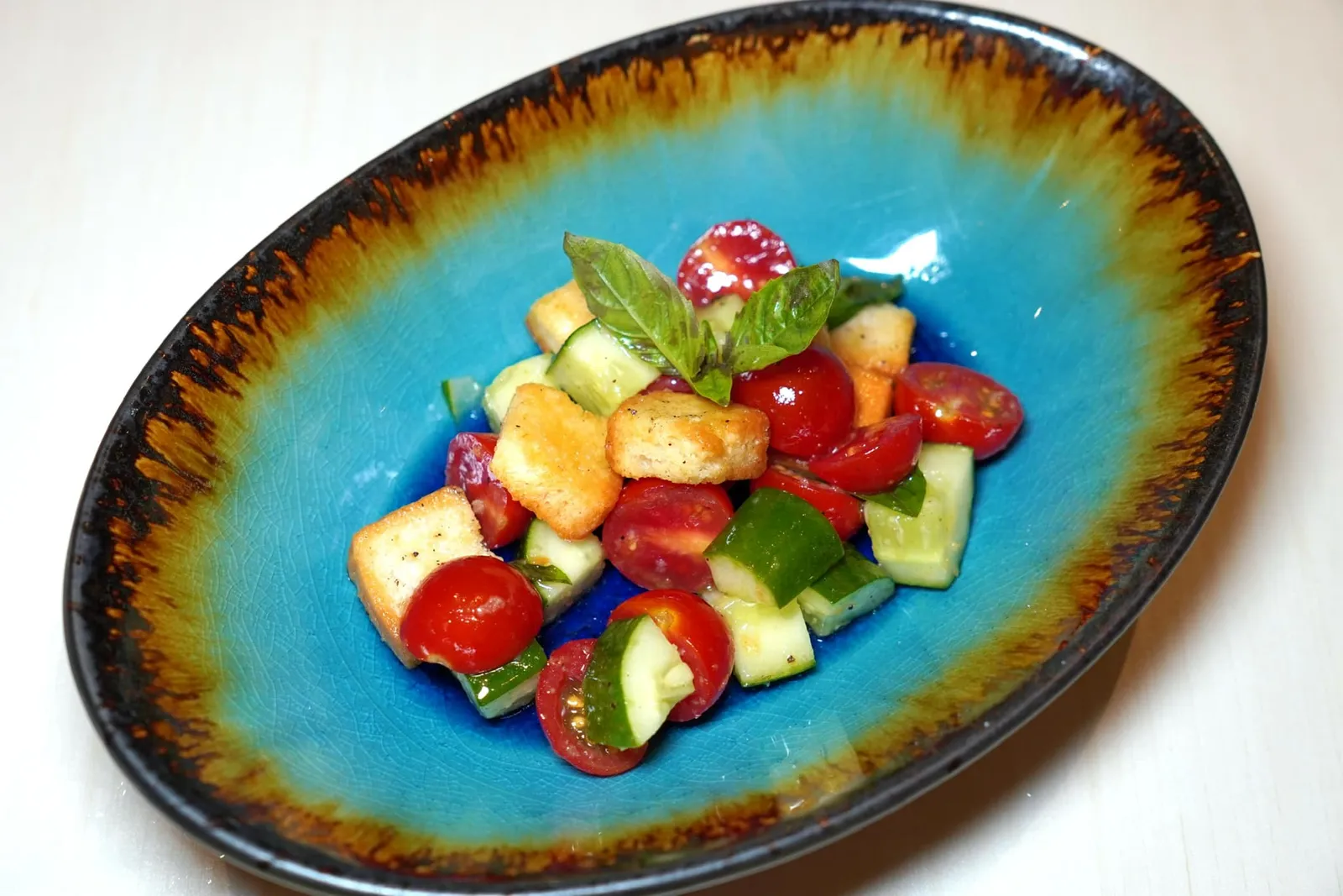 PANZANELLA Tuscan Salad, Cucumber, Red Onion, Bread, Tomatoes, Balsamic Reduction พันซาเนลล่าเป็นสลัดที่นิยมกันมาในพื้นที่แถบ Tuscany เชฟใส่ทั้งแตงกวา หอมแดง มะเขือเทศ ตัดกันกับความกรอบของขนมปัง จากนั้นจบด้วยการราดซอสบัลซามิคลงไป อย่างไรก็ตามกลิ่นของแตงกวาค่อนข้างโดดขึ้นมาจากองค์ประกอบอื่น ๆ (11/20)