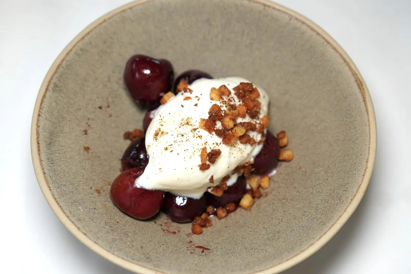 Cerezas a la brasa con brasa, helado de leche fresca y migas dulces (13.5 €) Grilled cherries, fresh milk ice cream and sweet crumbs เมนูของหวานตามฤดูกาลในวันนี้คือเชอร์รี่ที่ผ่านการย่างให้รสชาติที่เข้มข้น ด้านบนท็อปด้วยไอศกรีมนมสดและครัมเบิ้ลกรอบ (15/20)