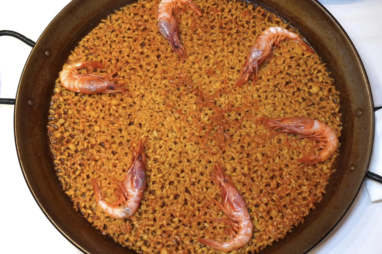 Arròs sec de gamba de Palamòs (28 €/u, with extra gamba XXL = 45.6 €) ข้าวสายพันธุ์ Bomba หุงมาในกระทะขนาดใหญ่ควบคู่ไปกับความนุ่มหนึบของหมึก นอกจากนี้ยังมีกุ้งหวานสเปนจากเมือง Palamòs ใส่มาให้อีก 4 ตัว (ส่วนในจานนี้เราขอเพิ่มกุ้งอีก 2 ตัว) (14/20)