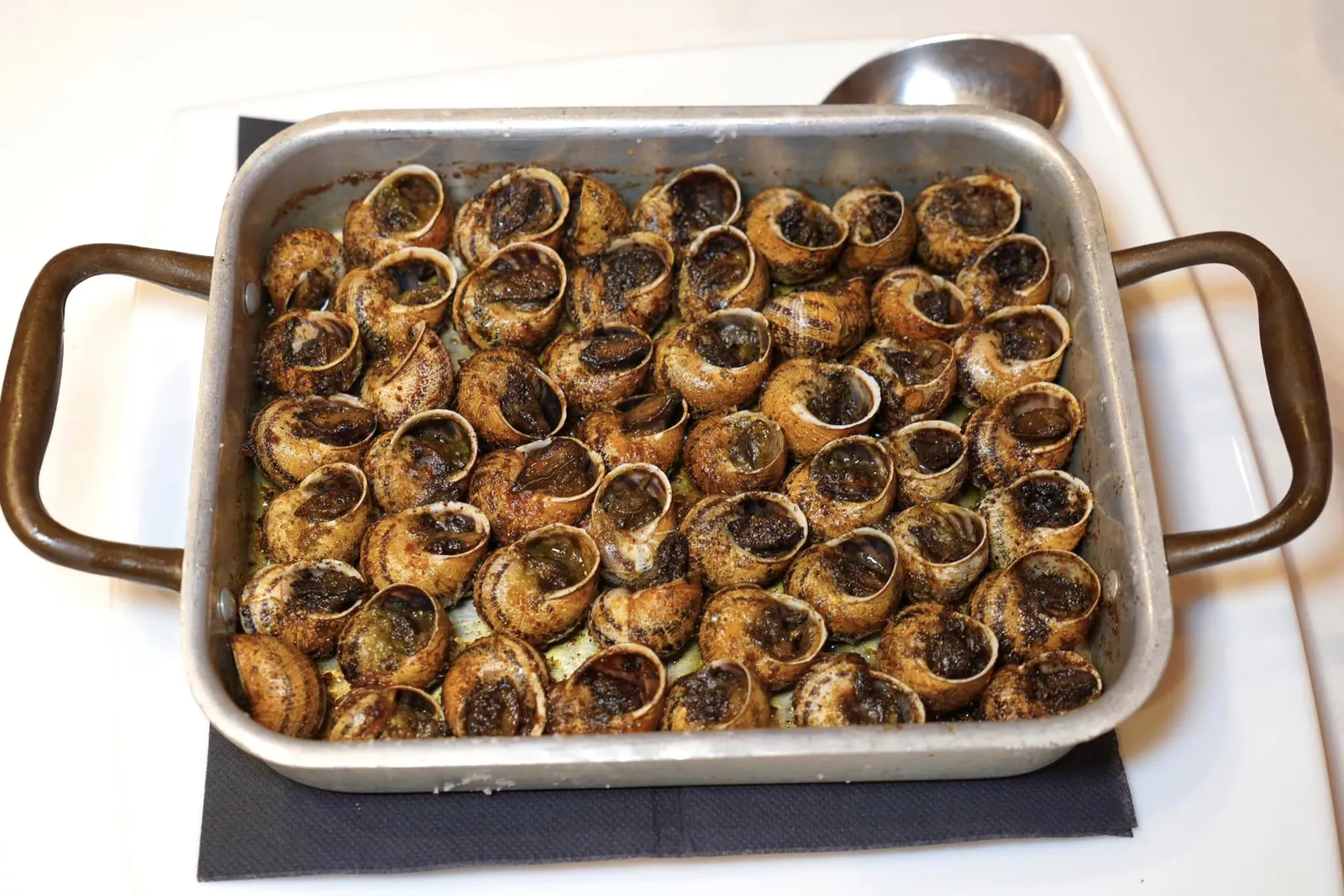 Cargols a la llana (15 €) Caragols a la Llana เป็นอาหารท้องถิ่นของแคว้น Catalonia มีลักษณะเป็นหอยทากจิ๋วจัดวางเรียงบนกระทะแบน ๆ ที่เรียกว่า Llana แล้วอบจนสุกพอดี หอยทุกชิ้นนุ่ม หนึบ ไม่มีกลิ่นคาว เชฟเสิร์ฟมากับซอส Aioli บอกเลยว่าอร่อยคุ้มราคาสุด ๆ (14/20)