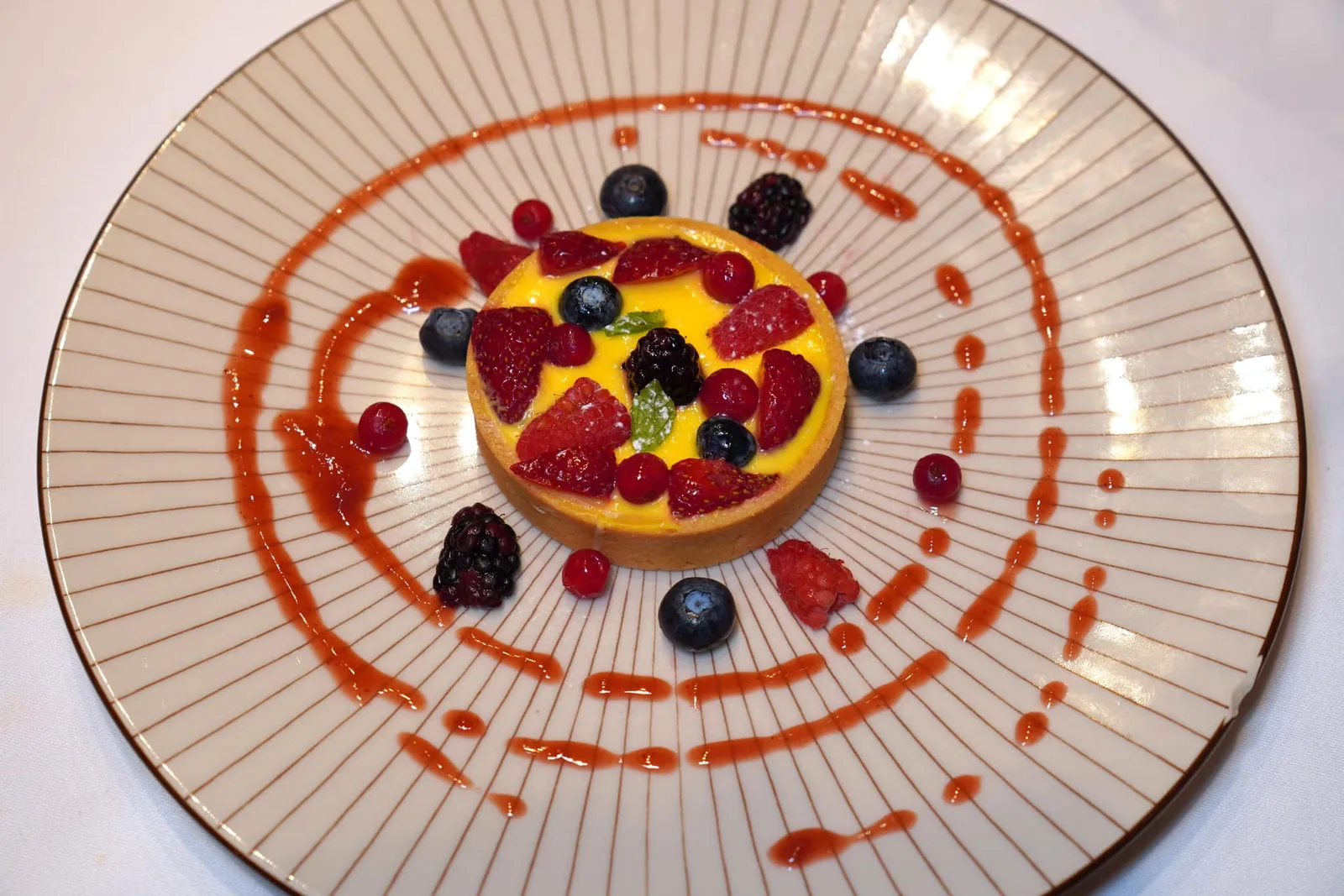 Tartaleta amb “chantilly” de Ilimona i fruits del bosc (7 €) ทาร์ตแป้งกรอบตรงกลางคือครีมเลมอนรสเปรี้ยว เชฟเสิร์ฟมากับเบอร์รี่ต่าง ๆ (13/20)