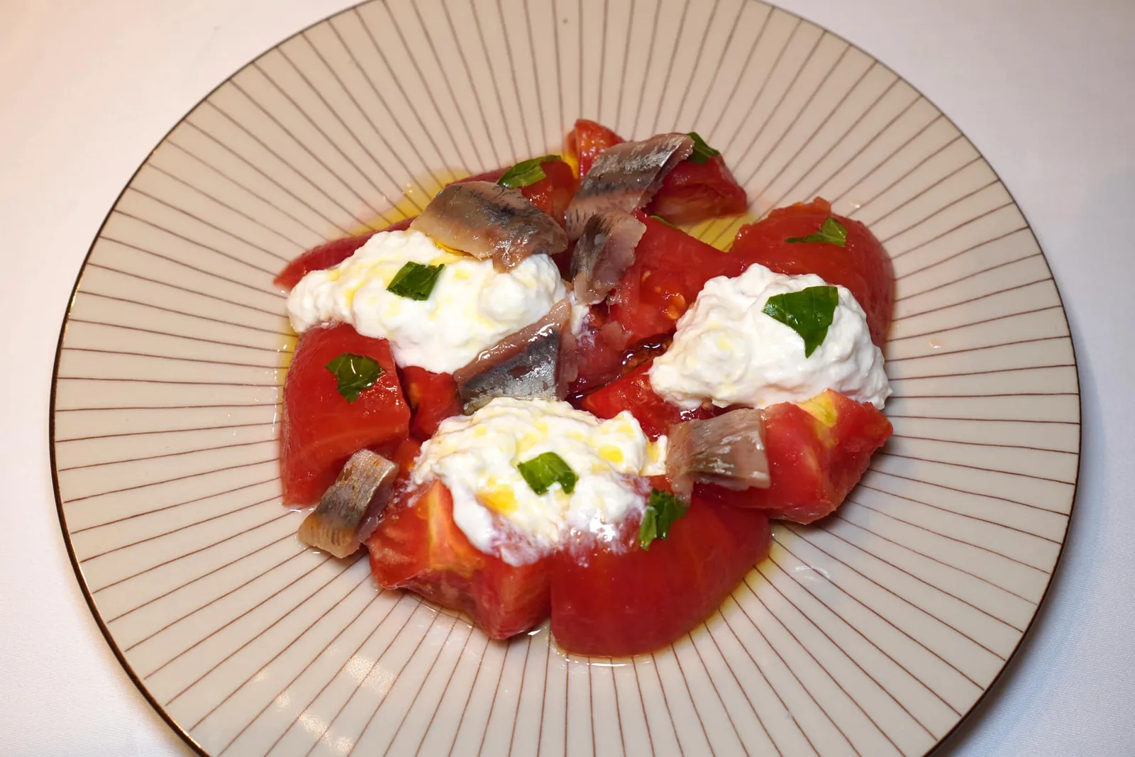 Tomàquet de temporada, sardina fumada i stracciatella de bufala (16 €) เริ่มต้นมื้ออาหารด้วยสลัดมะเขือเทศจับคู่มากับชีสนมควาย Stracciatella ที่มีความหอม มัน ครีมมี่ ตัดกันกับความเค็มของปลาซาดีนรมควัน จานนี้ช่วยเรียกความสดชื่นได้ดี (13/20)